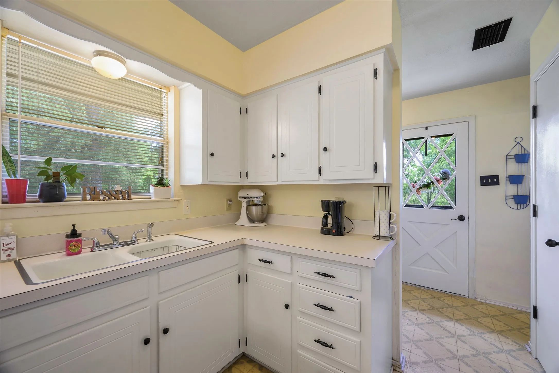 Single Family Residence For Sale in Henderson County , 1113 W Will White Road, Kemp, Texas 75143, 3 Bedroom, 1 Bathroom, 2 Garage spaces, 1,396 Sqft, built in 1970, Preowned, mls#21238606, Real Estate Agent in Kemp, Homes For Sale in Henderson county, Homes For Sale in Kemp, Realtor in Kemp Texas, Real Estate Brokerage Independent Realty Texas, Luminita Cordes Realtor