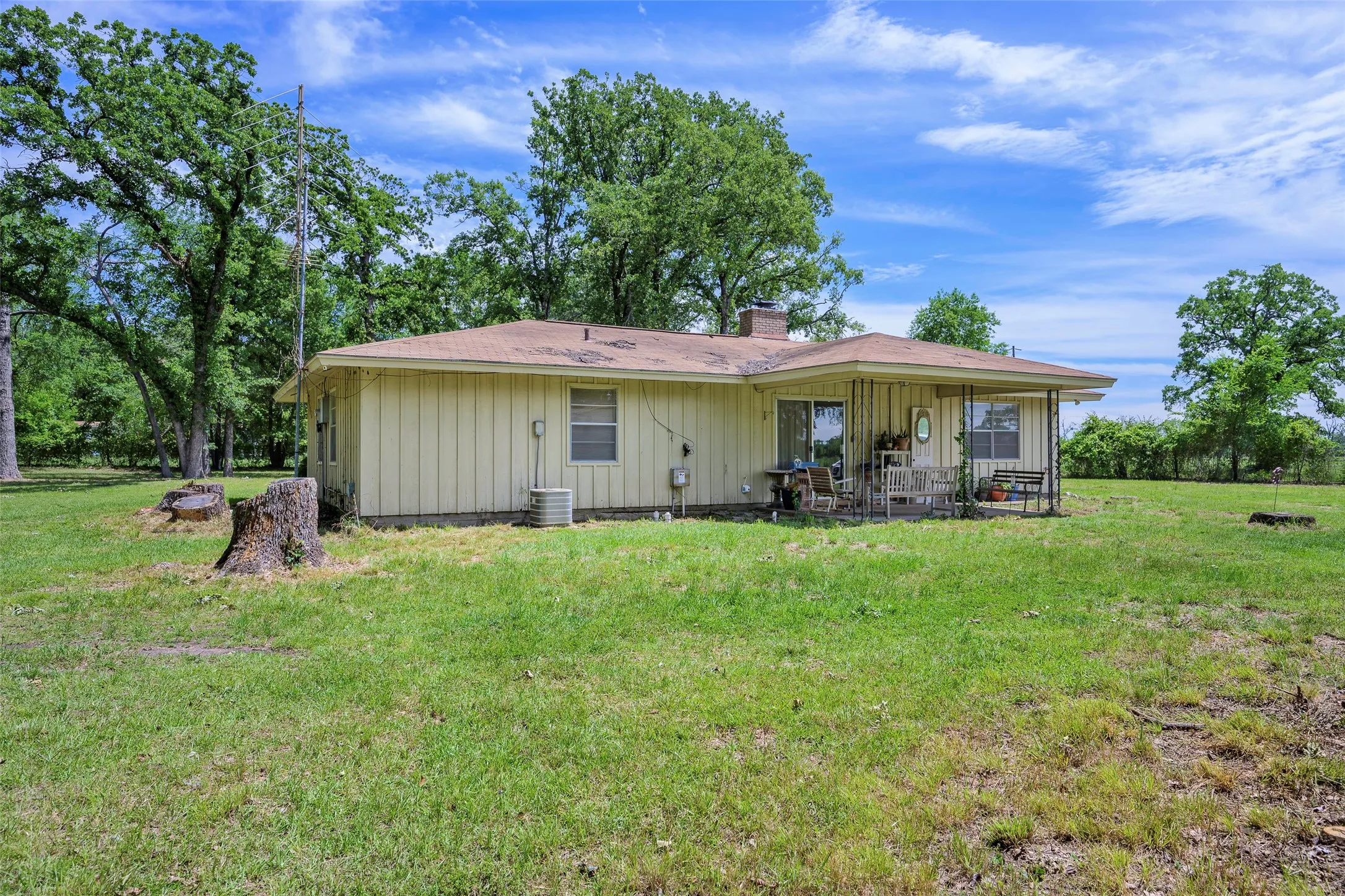 Single Family Residence For Sale in Henderson County , 1113 W Will White Road, Kemp, Texas 75143, 3 Bedroom, 1 Bathroom, 2 Garage spaces, 1,396 Sqft, built in 1970, Preowned, mls#21238606, Real Estate Agent in Kemp, Homes For Sale in Henderson county, Homes For Sale in Kemp, Realtor in Kemp Texas, Real Estate Brokerage Independent Realty Texas, Luminita Cordes Realtor