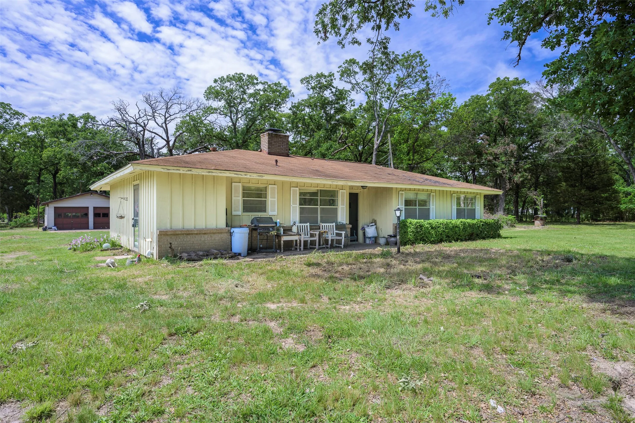 Single Family Residence For Sale in Henderson County , 1113 W Will White Road, Kemp, Texas 75143, 3 Bedroom, 1 Bathroom, 2 Garage spaces, 1,396 Sqft, built in 1970, Preowned, mls#21238606, Real Estate Agent in Kemp, Homes For Sale in Henderson county, Homes For Sale in Kemp, Realtor in Kemp Texas, Real Estate Brokerage Independent Realty Texas, Luminita Cordes Realtor