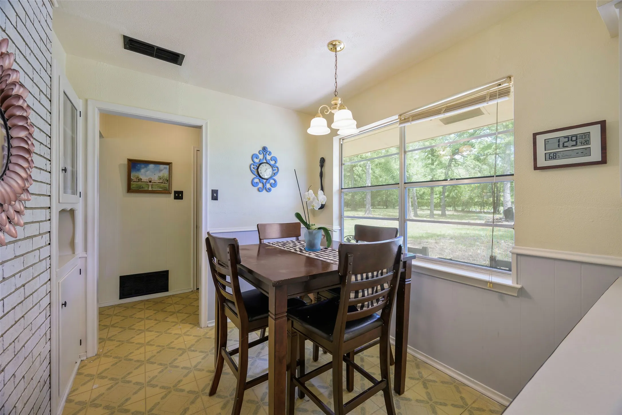 Single Family Residence For Sale in Henderson County , 1113 W Will White Road, Kemp, Texas 75143, 3 Bedroom, 1 Bathroom, 2 Garage spaces, 1,396 Sqft, built in 1970, Preowned, mls#21238606, Real Estate Agent in Kemp, Homes For Sale in Henderson county, Homes For Sale in Kemp, Realtor in Kemp Texas, Real Estate Brokerage Independent Realty Texas, Luminita Cordes Realtor