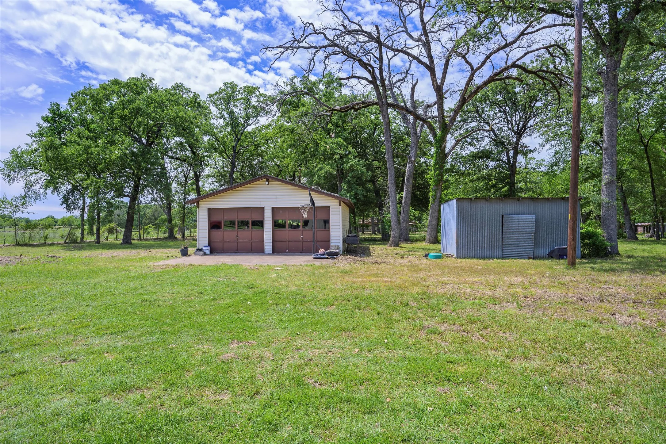 Single Family Residence For Sale in Henderson County , 1113 W Will White Road, Kemp, Texas 75143, 3 Bedroom, 1 Bathroom, 2 Garage spaces, 1,396 Sqft, built in 1970, Preowned, mls#21238606, Real Estate Agent in Kemp, Homes For Sale in Henderson county, Homes For Sale in Kemp, Realtor in Kemp Texas, Real Estate Brokerage Independent Realty Texas, Luminita Cordes Realtor