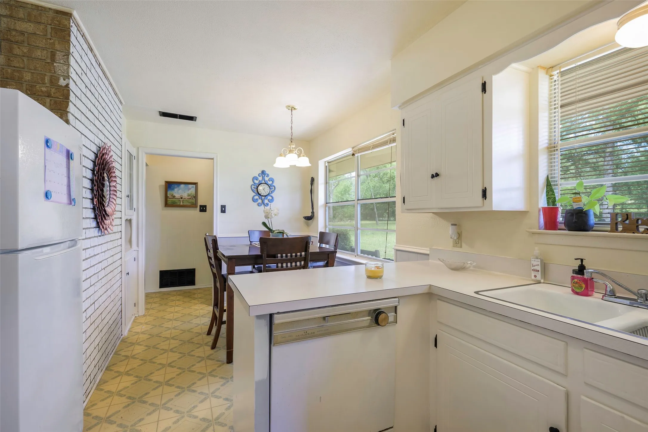 Single Family Residence For Sale in Henderson County , 1113 W Will White Road, Kemp, Texas 75143, 3 Bedroom, 1 Bathroom, 2 Garage spaces, 1,396 Sqft, built in 1970, Preowned, mls#21238606, Real Estate Agent in Kemp, Homes For Sale in Henderson county, Homes For Sale in Kemp, Realtor in Kemp Texas, Real Estate Brokerage Independent Realty Texas, Luminita Cordes Realtor