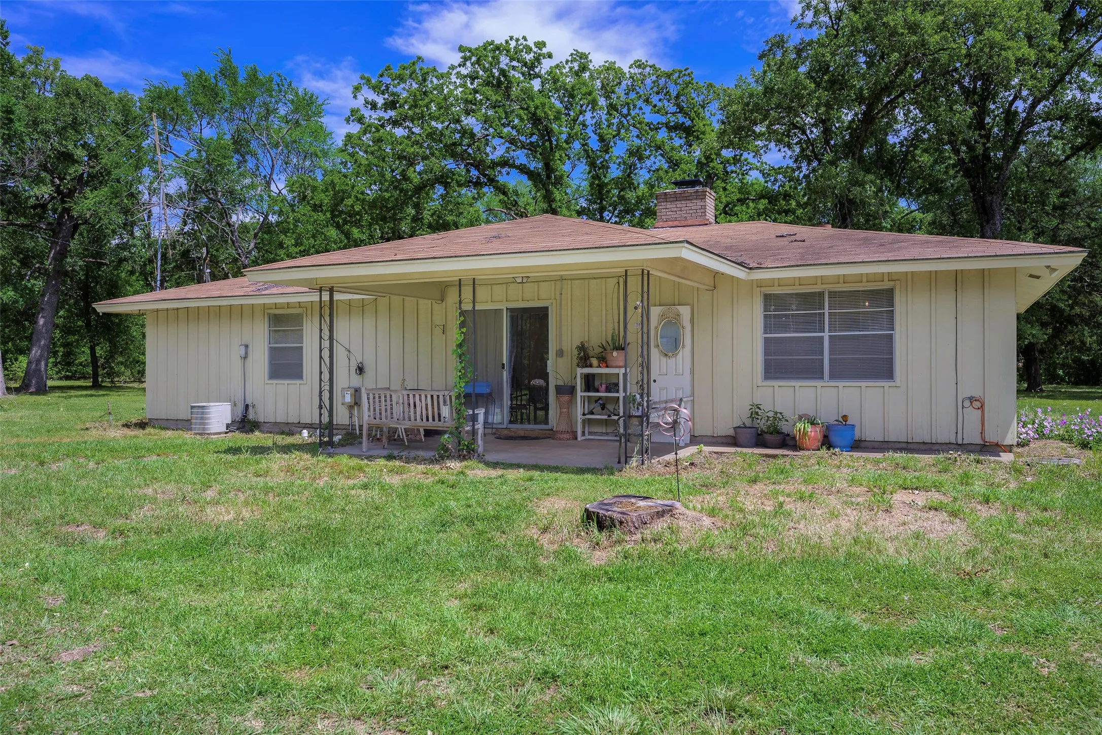 Single Family Residence For Sale in Henderson County , 1113 W Will White Road, Kemp, Texas 75143, 3 Bedroom, 1 Bathroom, 2 Garage spaces, 1,396 Sqft, built in 1970, Preowned, mls#21238606, Real Estate Agent in Kemp, Homes For Sale in Henderson county, Homes For Sale in Kemp, Realtor in Kemp Texas, Real Estate Brokerage Independent Realty Texas, Luminita Cordes Realtor