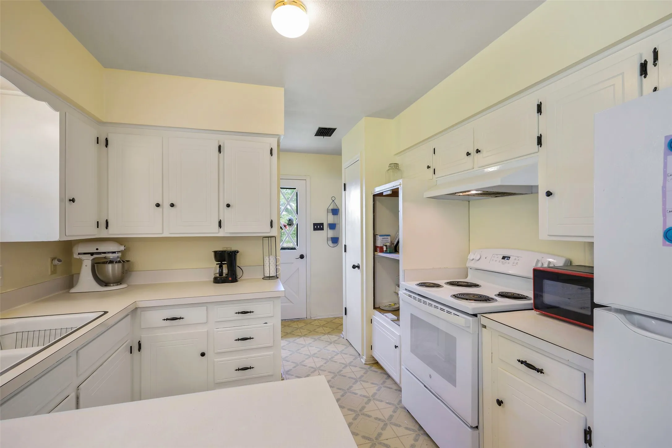 Single Family Residence For Sale in Henderson County , 1113 W Will White Road, Kemp, Texas 75143, 3 Bedroom, 1 Bathroom, 2 Garage spaces, 1,396 Sqft, built in 1970, Preowned, mls#21238606, Real Estate Agent in Kemp, Homes For Sale in Henderson county, Homes For Sale in Kemp, Realtor in Kemp Texas, Real Estate Brokerage Independent Realty Texas, Luminita Cordes Realtor