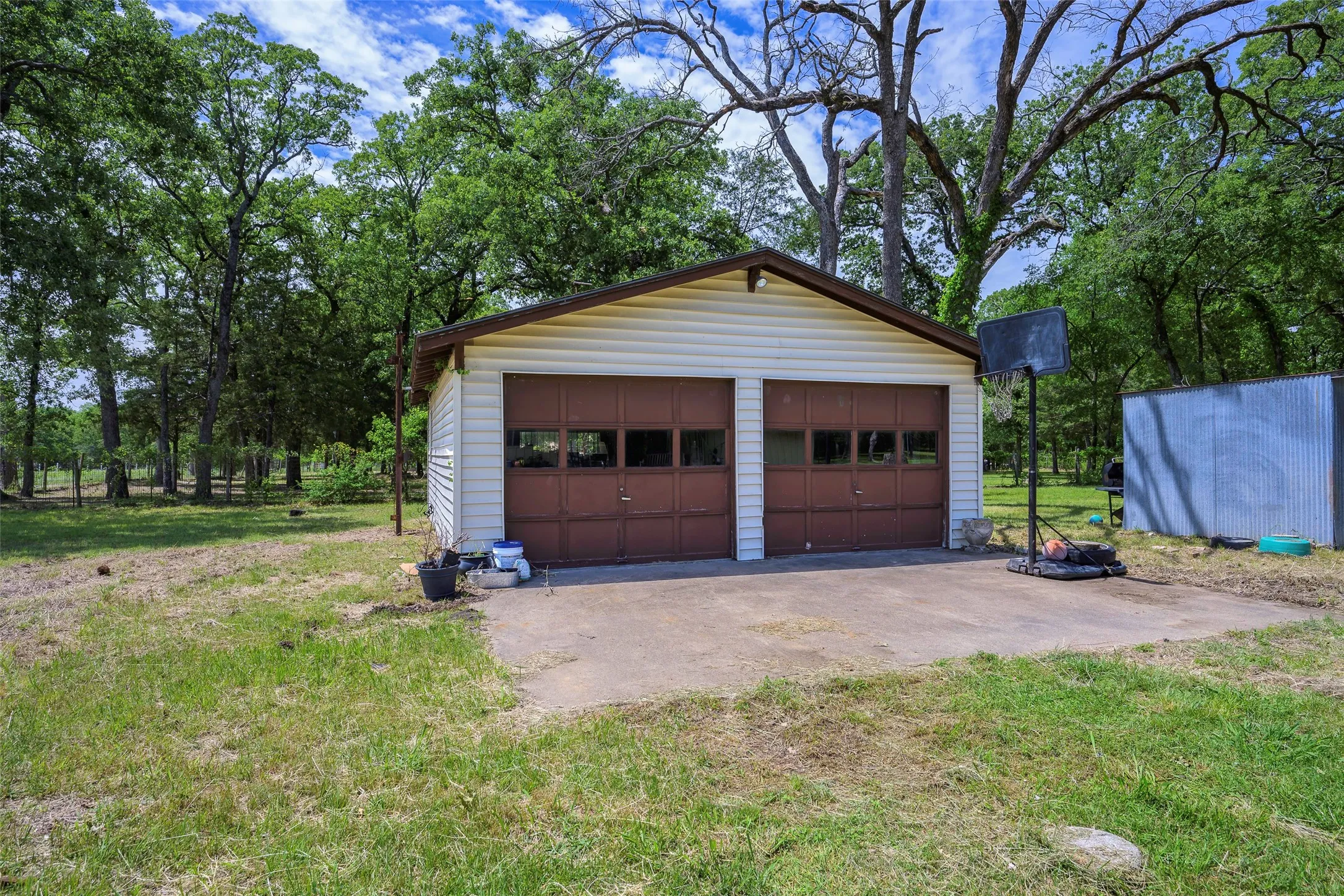 Single Family Residence For Sale in Henderson County , 1113 W Will White Road, Kemp, Texas 75143, 3 Bedroom, 1 Bathroom, 2 Garage spaces, 1,396 Sqft, built in 1970, Preowned, mls#21238606, Real Estate Agent in Kemp, Homes For Sale in Henderson county, Homes For Sale in Kemp, Realtor in Kemp Texas, Real Estate Brokerage Independent Realty Texas, Luminita Cordes Realtor