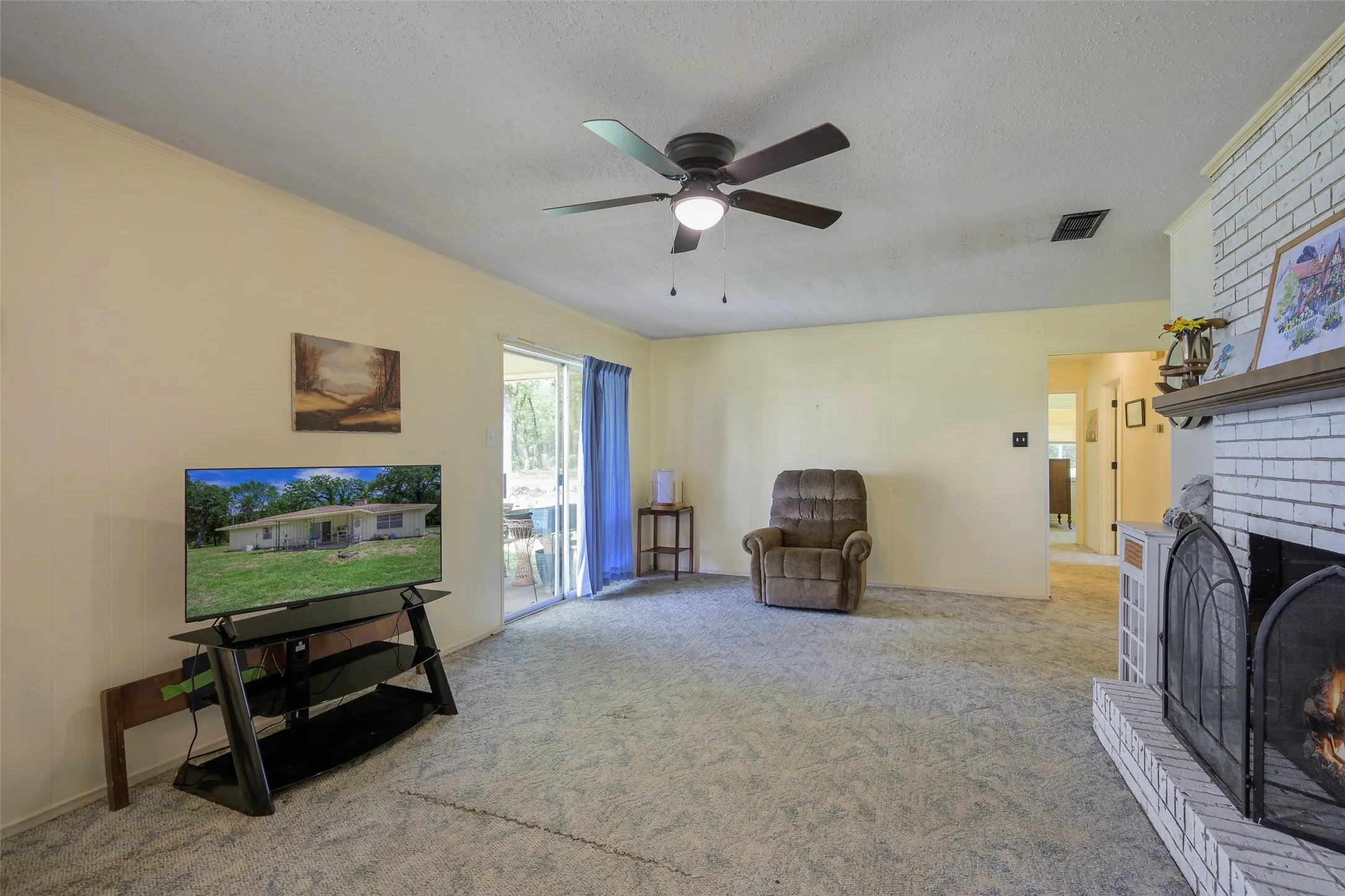 Single Family Residence For Sale in Henderson County , 1113 W Will White Road, Kemp, Texas 75143, 3 Bedroom, 1 Bathroom, 2 Garage spaces, 1,396 Sqft, built in 1970, Preowned, mls#21238606, Real Estate Agent in Kemp, Homes For Sale in Henderson county, Homes For Sale in Kemp, Realtor in Kemp Texas, Real Estate Brokerage Independent Realty Texas, Luminita Cordes Realtor