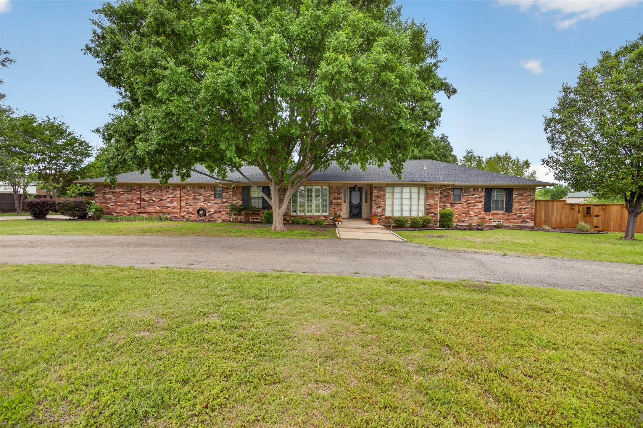 Single Family Residence For Sale in Dallas County , 4607 Sachse Road, Sachse, Texas 75048, 4 Bedroom, 3 Bathroom, 2 Garage spaces, 2,311 Sqft, built in 1971, mls#21245941, Real Estate Agent in Sachse, Homes For Sale in Dallas county, Homes For Sale in Sachse, Realtor in Sachse Texas, Real Estate Brokerage Independent Realty Texas, Luminita Cordes Realtor
