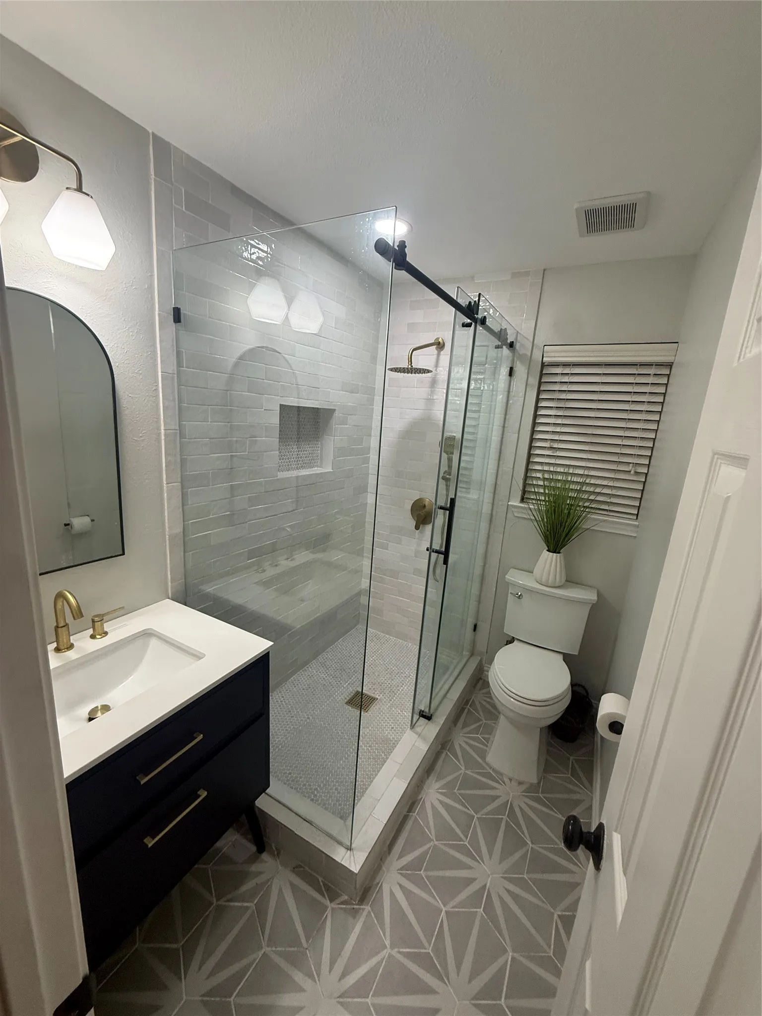 Single Family Residence For Sale in Dallas County , 4607 Sachse Road, Sachse, Texas 75048, 4 Bedroom, 3 Bathroom, 2 Garage spaces, 2,311 Sqft, built in 1971, mls#21245941, Real Estate Agent in Sachse, Homes For Sale in Dallas county, Homes For Sale in Sachse, Realtor in Sachse Texas, Real Estate Brokerage Independent Realty Texas, Luminita Cordes Realtor
