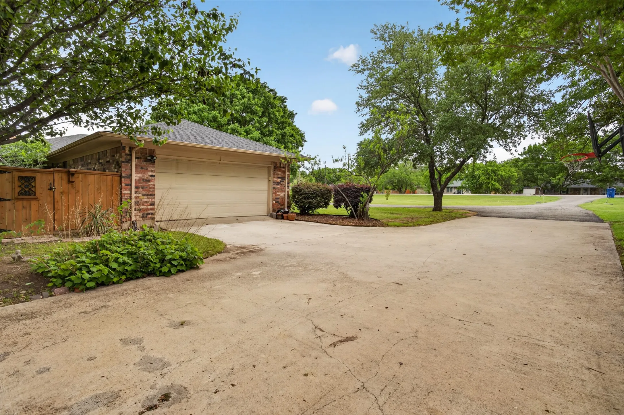 Single Family Residence For Sale in Dallas County , 4607 Sachse Road, Sachse, Texas 75048, 4 Bedroom, 3 Bathroom, 2 Garage spaces, 2,311 Sqft, built in 1971, mls#21245941, Real Estate Agent in Sachse, Homes For Sale in Dallas county, Homes For Sale in Sachse, Realtor in Sachse Texas, Real Estate Brokerage Independent Realty Texas, Luminita Cordes Realtor