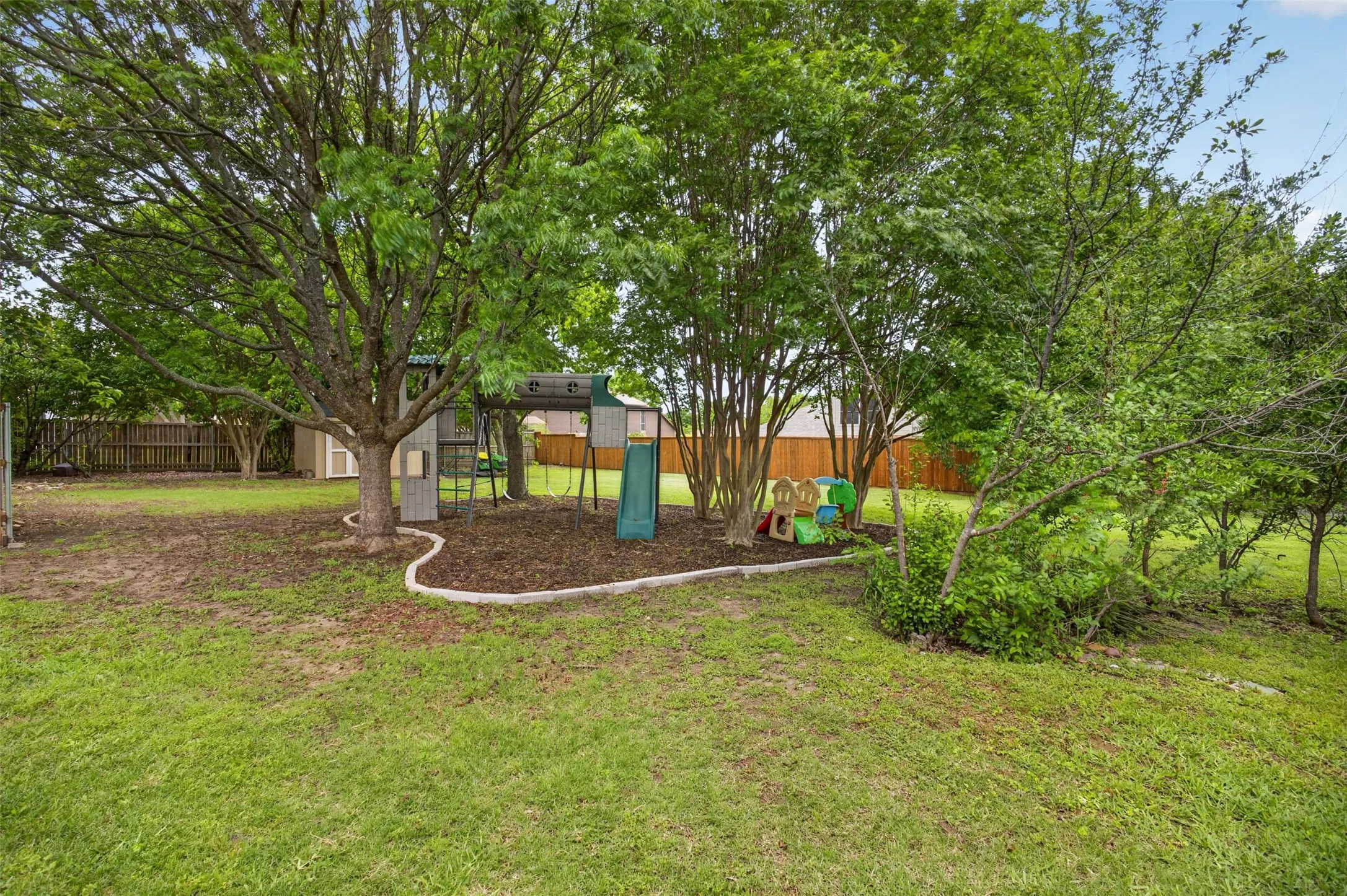 Single Family Residence For Sale in Dallas County , 4607 Sachse Road, Sachse, Texas 75048, 4 Bedroom, 3 Bathroom, 2 Garage spaces, 2,311 Sqft, built in 1971, mls#21245941, Real Estate Agent in Sachse, Homes For Sale in Dallas county, Homes For Sale in Sachse, Realtor in Sachse Texas, Real Estate Brokerage Independent Realty Texas, Luminita Cordes Realtor