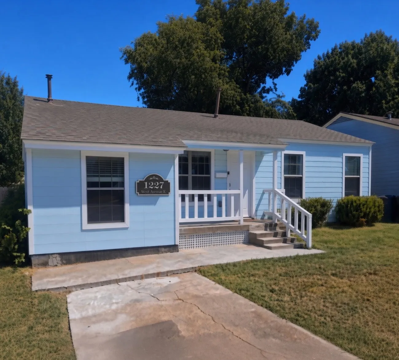 Single Family Residence For Rent in Dallas County , 1227 W Avenue Avenue E, Garland, Texas 75040, 3 Bedroom, 1 Bathroom, Garage spaces, 1,284 Sqft, built in 1950, mls#21245943, Real Estate Agent in Garland, Homes For Rent in Dallas county, Homes For Rent in Garland, Realtor in Garland Texas, Real Estate Brokerage Independent Realty Texas, Luminita Cordes Realtor