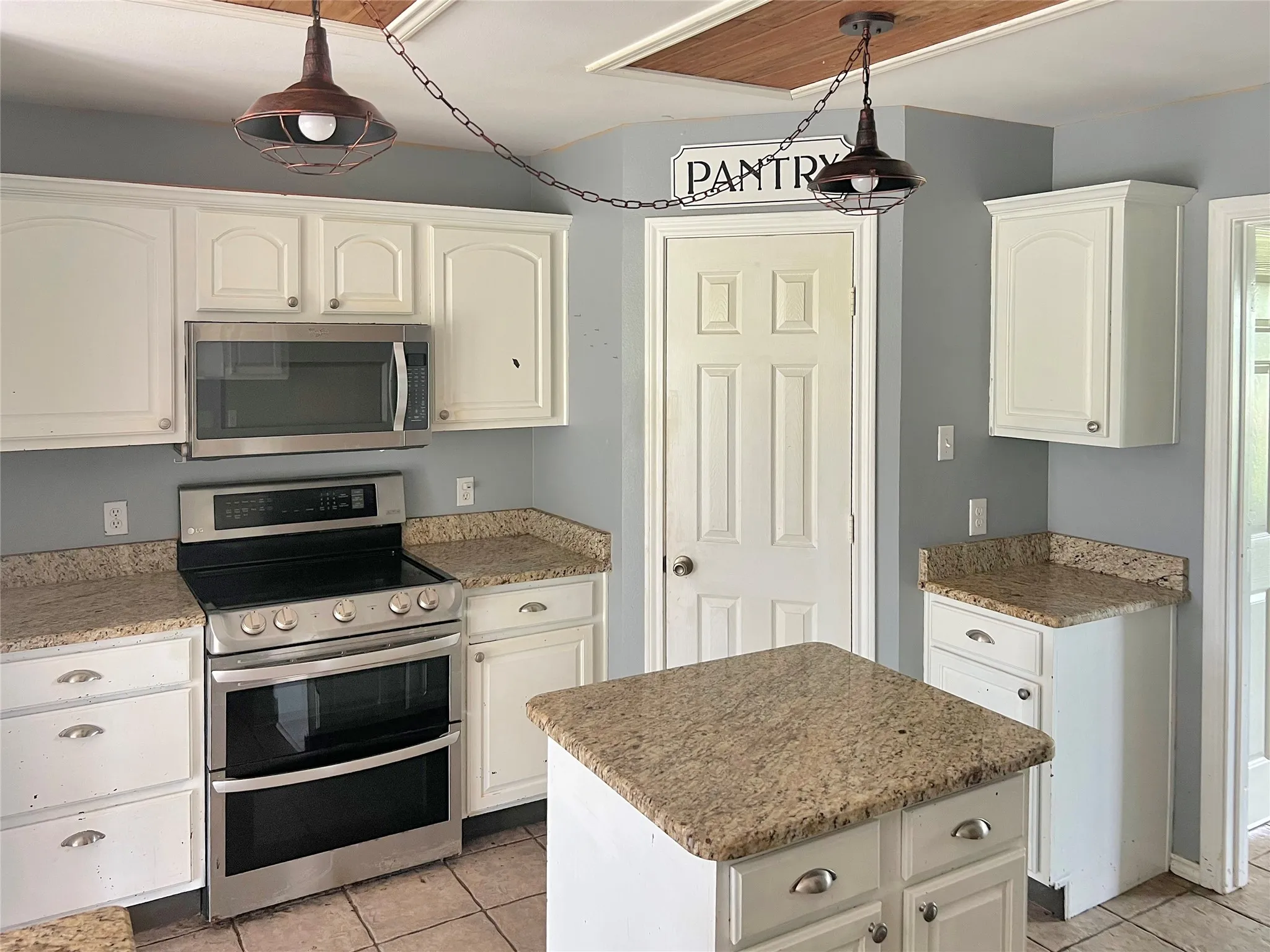 Single Family Residence For Sale in Ellis County , 3661 Emo Street, Midlothian, Texas 76065, 5 Bedroom, 2 Bathroom, 2 Garage spaces, 2,601 Sqft, built in 1999, mls#21244798, Real Estate Agent in Midlothian, Homes For Sale in Ellis county, Homes For Sale in Midlothian, Realtor in Midlothian Texas, Real Estate Brokerage Independent Realty Texas, Luminita Cordes Realtor