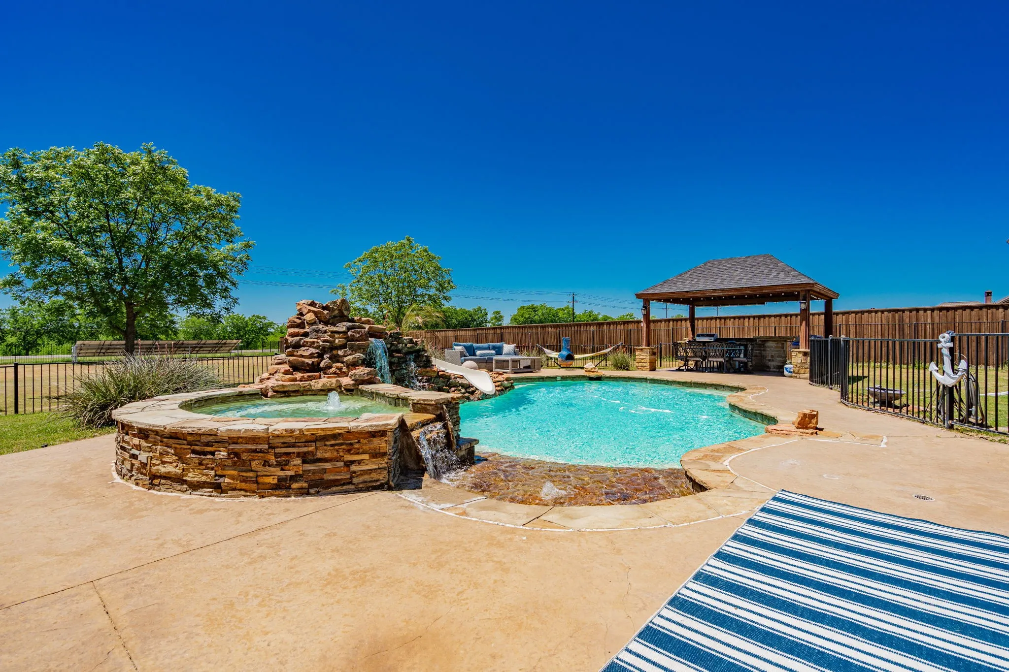 Single Family Residence For Sale in Kaufman County , 12176 Livingston Way, Talty, Texas 75126, 4 Bedrooms, 4 Bathrooms, 4 Garage spaces, 3,413 Sqft, built in 2007, Preowned, Price $749,000, mls#21244305, Real Estate Agent in Talty, Homes For Sale in Kaufman county, Homes For Sale in Talty, Realtor in Talty Texas, Real Estate Brokerage Independent Realty Texas, Luminita Cordes Realtor