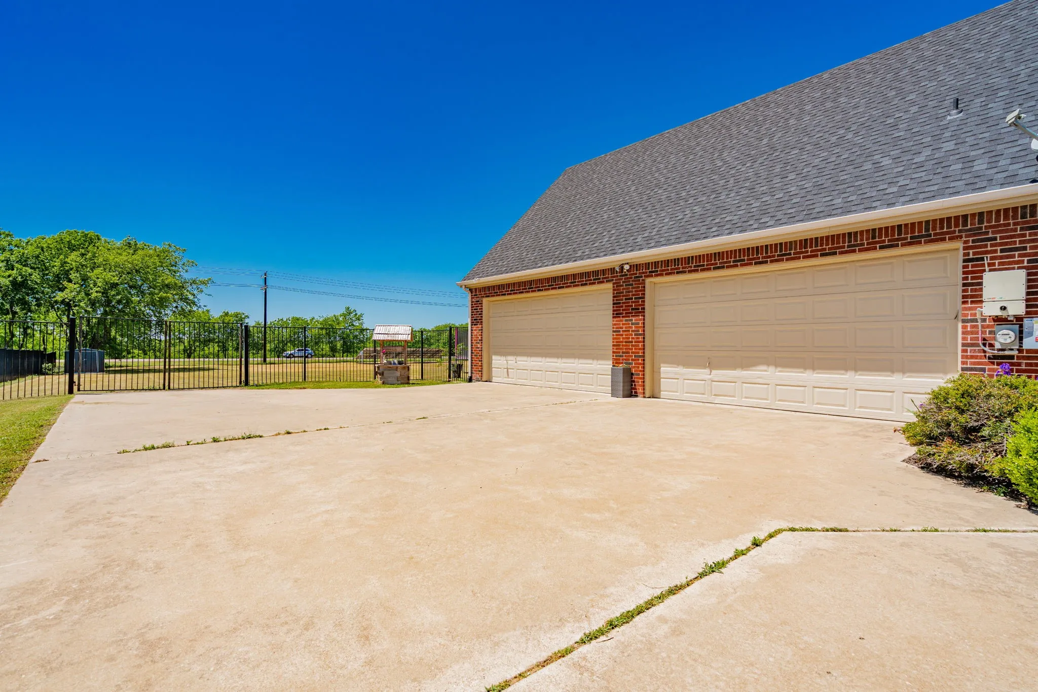 Single Family Residence For Sale in Kaufman County , 12176 Livingston Way, Talty, Texas 75126, 4 Bedrooms, 4 Bathrooms, 4 Garage spaces, 3,413 Sqft, built in 2007, Preowned, Price $749,000, mls#21244305, Real Estate Agent in Talty, Homes For Sale in Kaufman county, Homes For Sale in Talty, Realtor in Talty Texas, Real Estate Brokerage Independent Realty Texas, Luminita Cordes Realtor