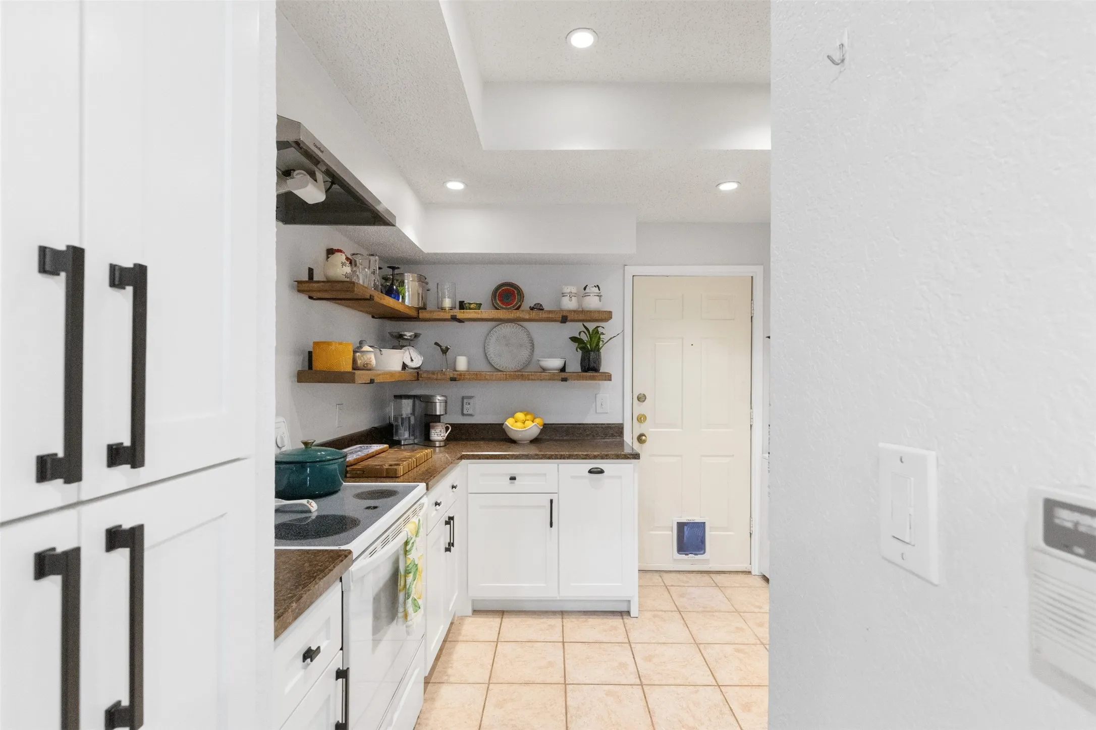 Condominium For Sale in Dallas County , 5590 Spring Valley Road C102, Dallas, Texas 75254, 2 Bedroom, 2 Bathroom, 1 Garage spaces, 814 Sqft, built in 1982, Preowned, mls#21244415, Real Estate Agent in Dallas, Homes For Sale in Dallas county, Homes For Sale in Dallas, Realtor in Dallas Texas, Real Estate Brokerage Independent Realty Texas, Luminita Cordes Realtor