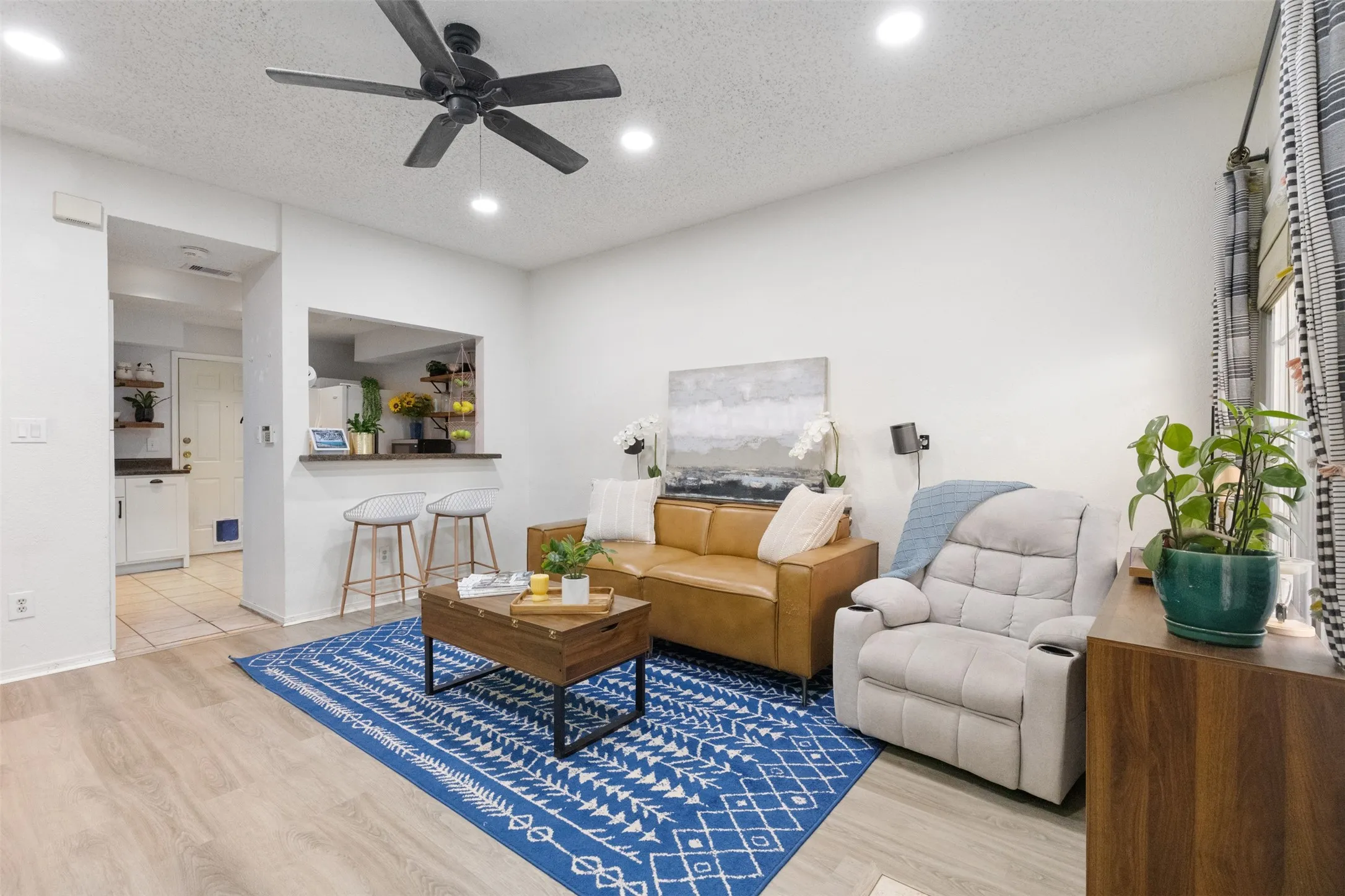 Condominium For Sale in Dallas County , 5590 Spring Valley Road C102, Dallas, Texas 75254, 2 Bedroom, 2 Bathroom, 1 Garage spaces, 814 Sqft, built in 1982, Preowned, mls#21244415, Real Estate Agent in Dallas, Homes For Sale in Dallas county, Homes For Sale in Dallas, Realtor in Dallas Texas, Real Estate Brokerage Independent Realty Texas, Luminita Cordes Realtor
