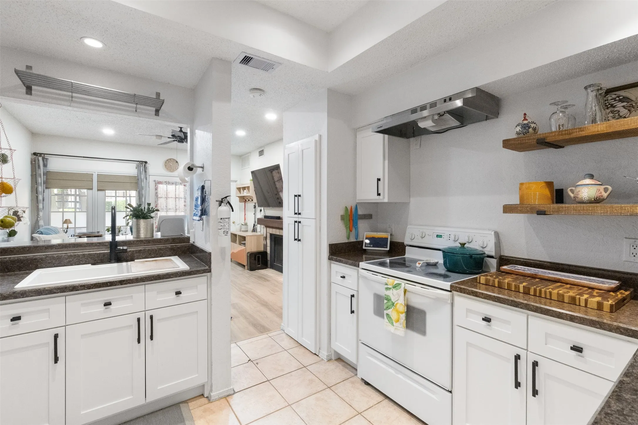 Condominium For Sale in Dallas County , 5590 Spring Valley Road C102, Dallas, Texas 75254, 2 Bedroom, 2 Bathroom, 1 Garage spaces, 814 Sqft, built in 1982, Preowned, mls#21244415, Real Estate Agent in Dallas, Homes For Sale in Dallas county, Homes For Sale in Dallas, Realtor in Dallas Texas, Real Estate Brokerage Independent Realty Texas, Luminita Cordes Realtor