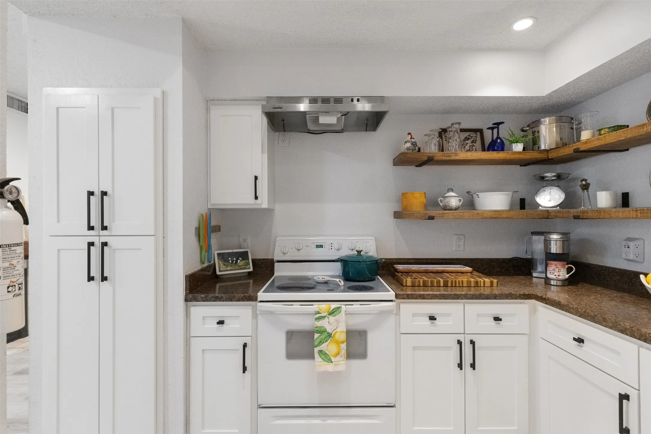 Condominium For Sale in Dallas County , 5590 Spring Valley Road C102, Dallas, Texas 75254, 2 Bedroom, 2 Bathroom, 1 Garage spaces, 814 Sqft, built in 1982, Preowned, mls#21244415, Real Estate Agent in Dallas, Homes For Sale in Dallas county, Homes For Sale in Dallas, Realtor in Dallas Texas, Real Estate Brokerage Independent Realty Texas, Luminita Cordes Realtor