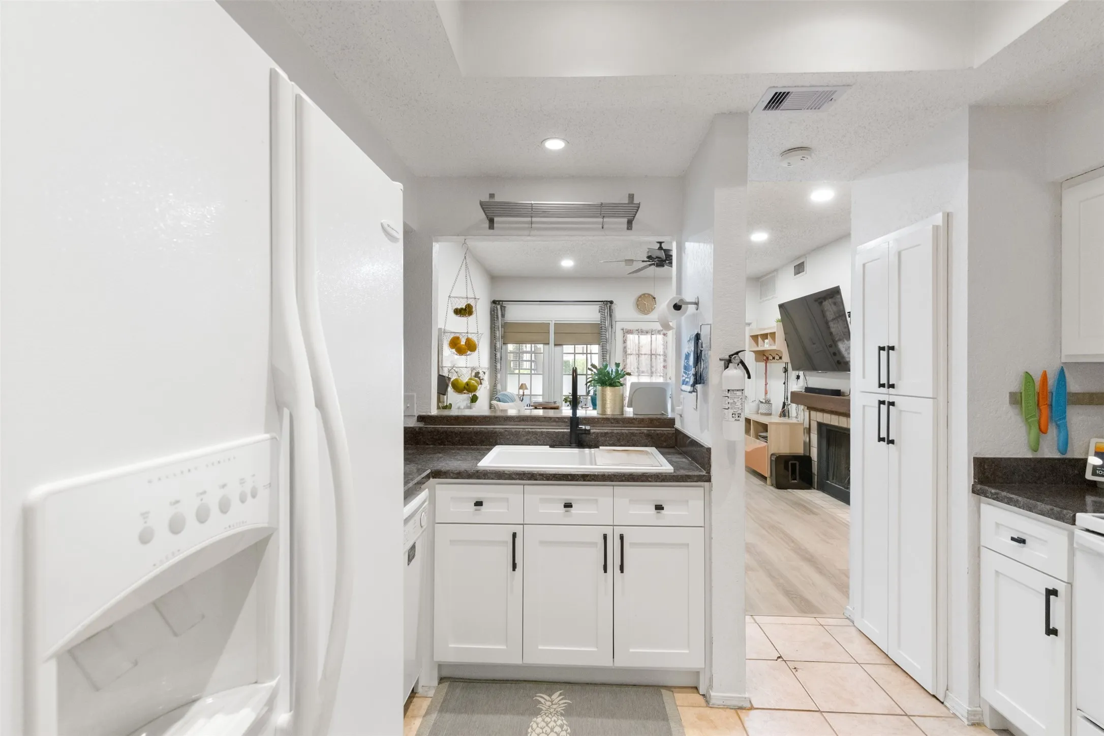 Condominium For Sale in Dallas County , 5590 Spring Valley Road C102, Dallas, Texas 75254, 2 Bedroom, 2 Bathroom, 1 Garage spaces, 814 Sqft, built in 1982, Preowned, mls#21244415, Real Estate Agent in Dallas, Homes For Sale in Dallas county, Homes For Sale in Dallas, Realtor in Dallas Texas, Real Estate Brokerage Independent Realty Texas, Luminita Cordes Realtor