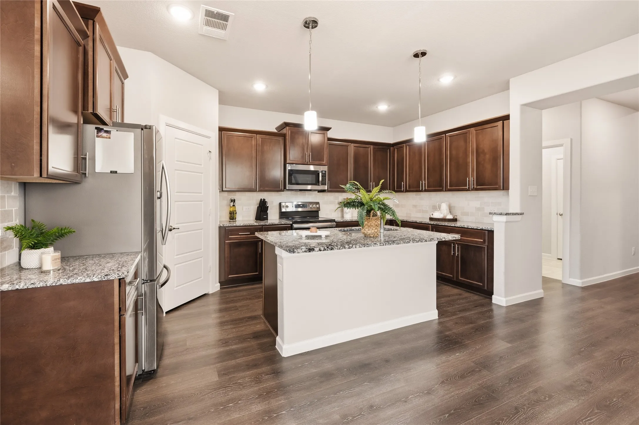 Single Family Residence For Sale in Tarrant County , 4727 Bluffview Drive, Haltom City, Texas 76137, 5 Bedroom, 3 Bathroom, 2 Garage spaces, 2,533 Sqft, built in 2020, mls#21240443, Real Estate Agent in Haltom City, Homes For Sale in Tarrant county, Homes For Sale in Haltom City, Realtor in Haltom City Texas, Real Estate Brokerage Independent Realty Texas, Luminita Cordes Realtor