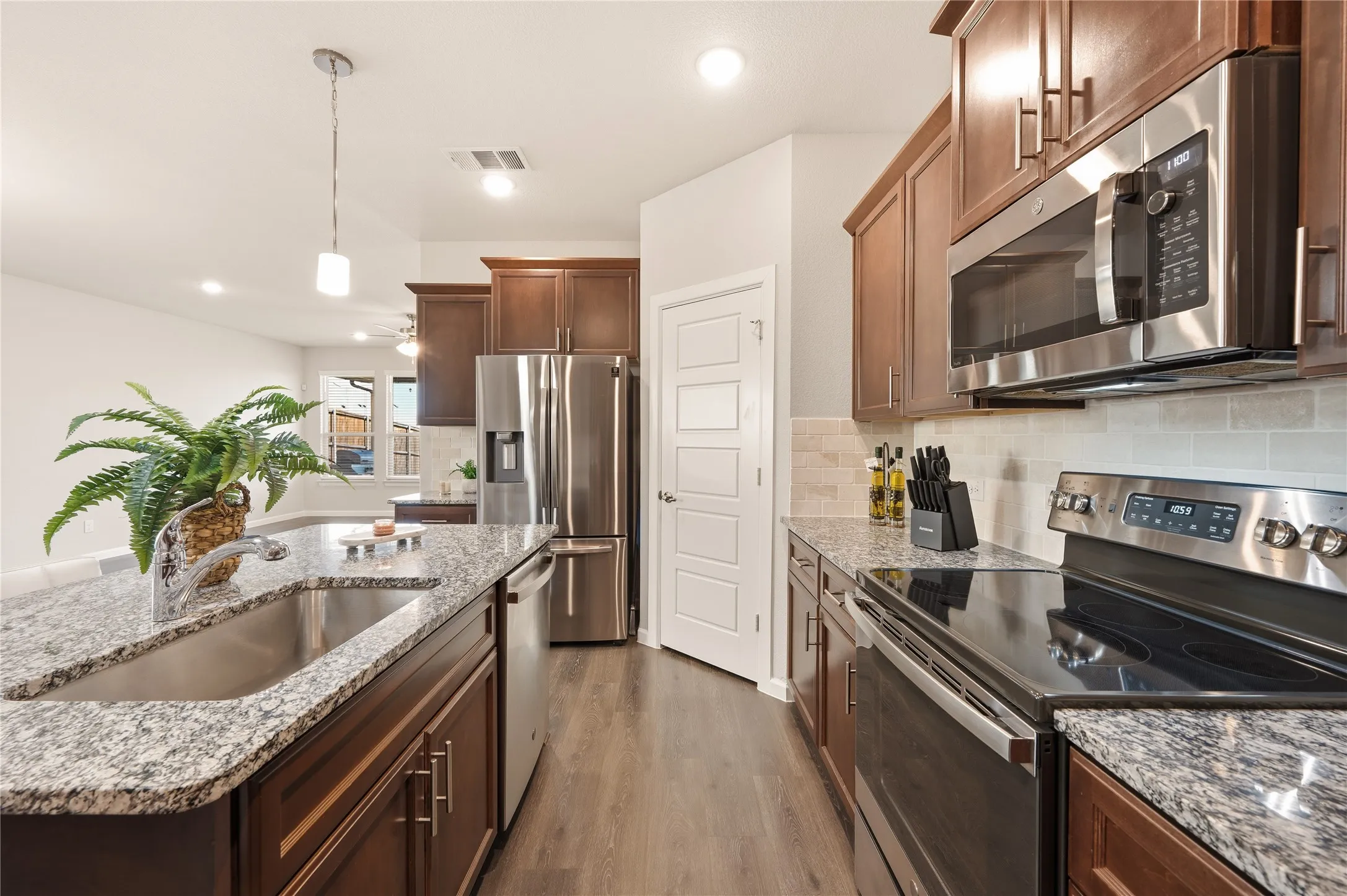 Single Family Residence For Sale in Tarrant County , 4727 Bluffview Drive, Haltom City, Texas 76137, 5 Bedroom, 3 Bathroom, 2 Garage spaces, 2,533 Sqft, built in 2020, mls#21240443, Real Estate Agent in Haltom City, Homes For Sale in Tarrant county, Homes For Sale in Haltom City, Realtor in Haltom City Texas, Real Estate Brokerage Independent Realty Texas, Luminita Cordes Realtor