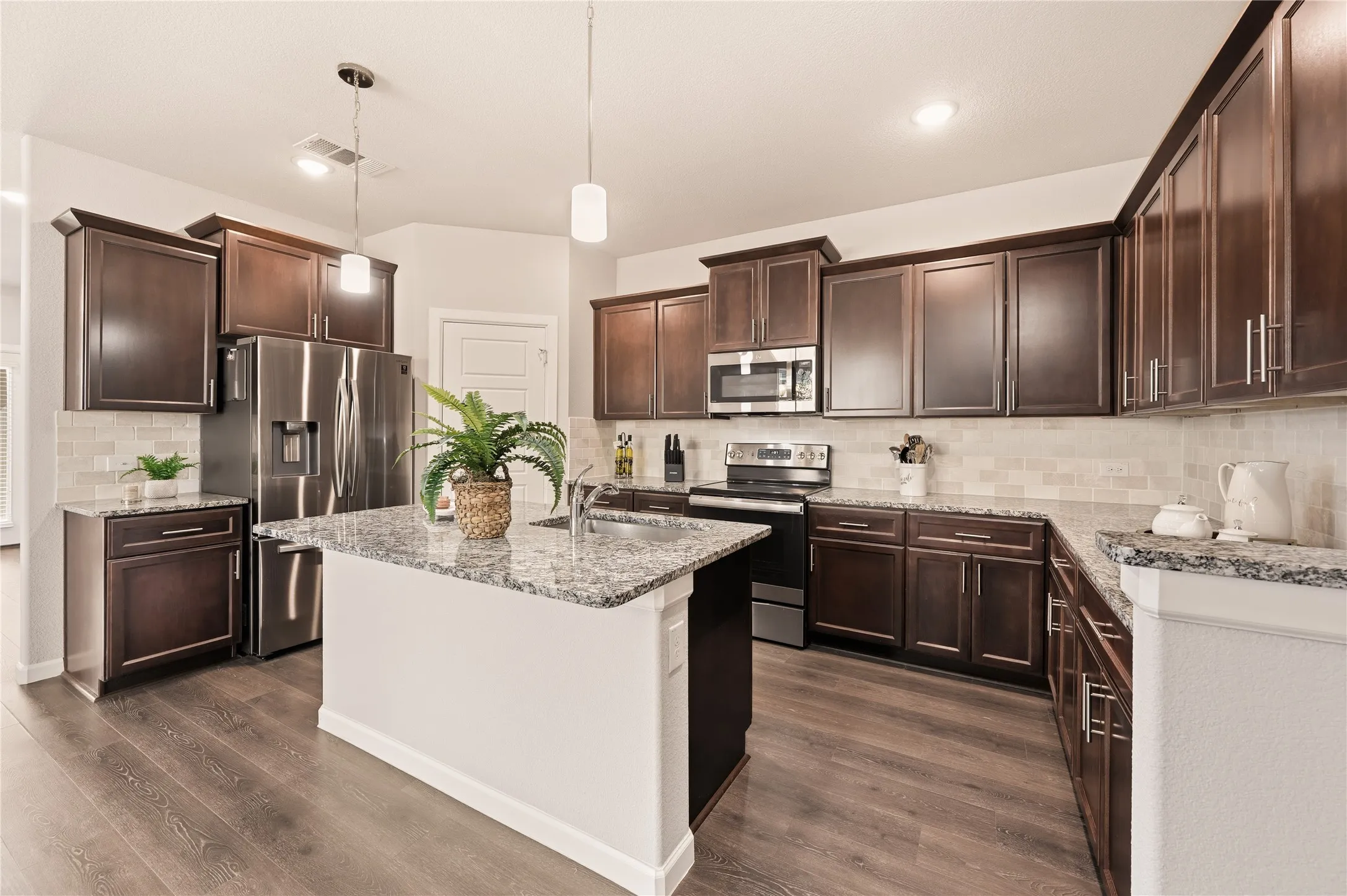 Single Family Residence For Sale in Tarrant County , 4727 Bluffview Drive, Haltom City, Texas 76137, 5 Bedroom, 3 Bathroom, 2 Garage spaces, 2,533 Sqft, built in 2020, mls#21240443, Real Estate Agent in Haltom City, Homes For Sale in Tarrant county, Homes For Sale in Haltom City, Realtor in Haltom City Texas, Real Estate Brokerage Independent Realty Texas, Luminita Cordes Realtor