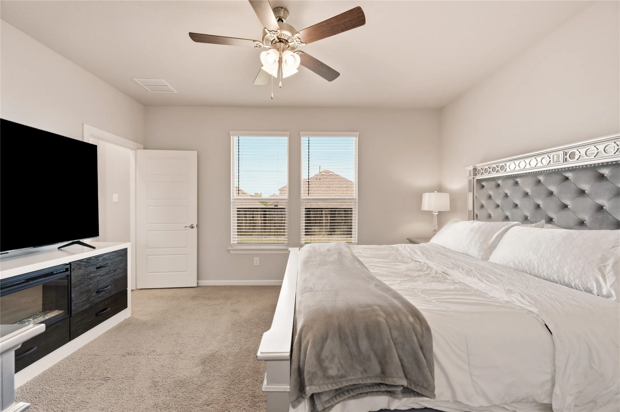 Single Family Residence For Sale in Tarrant County , 4727 Bluffview Drive, Haltom City, Texas 76137, 5 Bedroom, 3 Bathroom, 2 Garage spaces, 2,533 Sqft, built in 2020, mls#21240443, Real Estate Agent in Haltom City, Homes For Sale in Tarrant county, Homes For Sale in Haltom City, Realtor in Haltom City Texas, Real Estate Brokerage Independent Realty Texas, Luminita Cordes Realtor