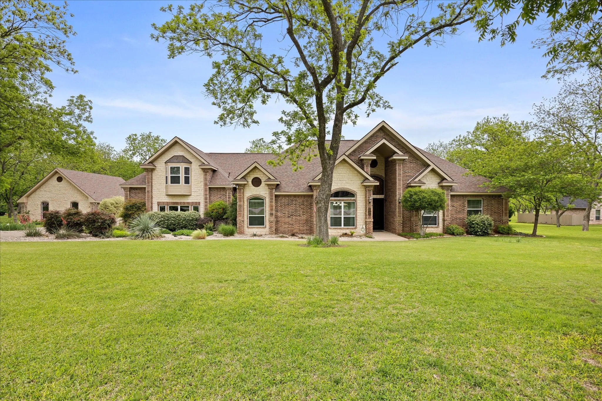 Single Family Residence For Sale in Hood County , 7404 Fox Fire Court, Granbury, Texas 76049, 4 Bedroom, 3 Bathroom, 3 Garage spaces, 3,418 Sqft, built in 2002, Preowned, mls#21245480, Real Estate Agent in Granbury, Homes For Sale in Hood county, Homes For Sale in Granbury, Realtor in Granbury Texas, Real Estate Brokerage Independent Realty Texas, Luminita Cordes Realtor