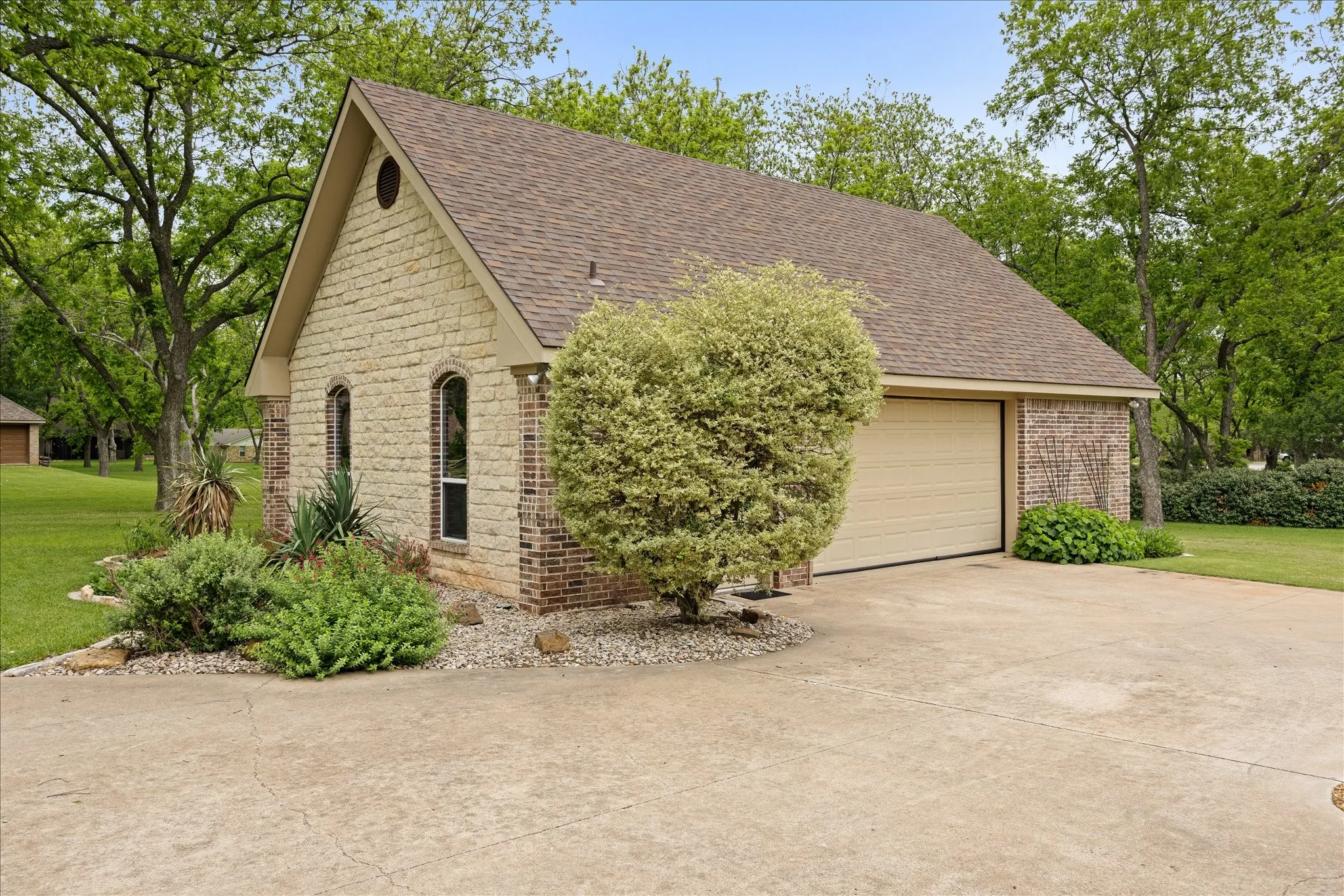This detached workshop measures 28.5 x 40 and includes a half bath and 30 amp plug.