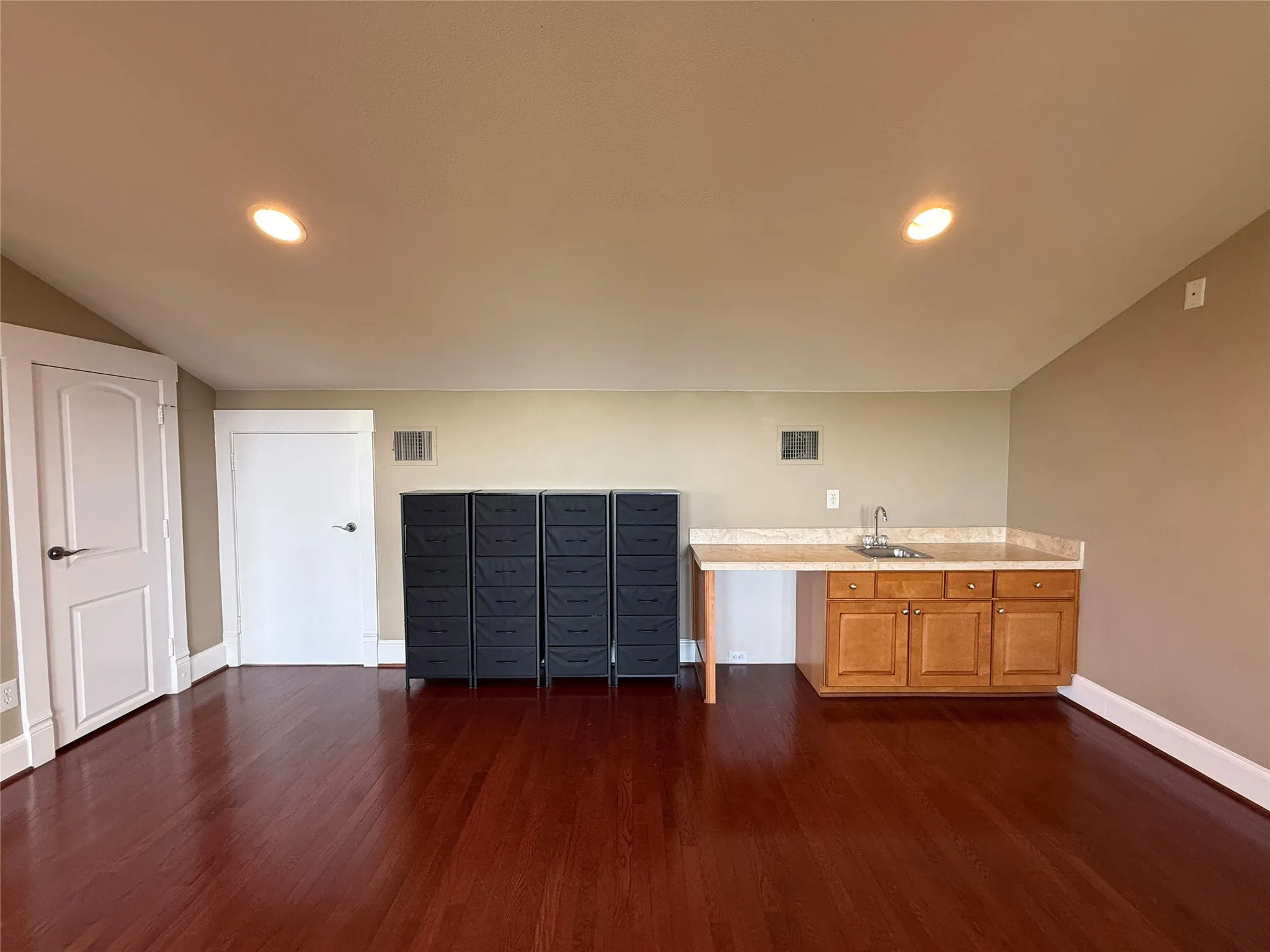 Townhouse For Sale in Dallas County , 2600 Piazza Court 2, Grand Prairie, Texas 75054, 3 Bedroom, 3 Bathroom, 2 Garage spaces, 2,241 Sqft, built in 2005, mls#21238327, Real Estate Agent in Grand Prairie, Homes For Sale in Dallas county, Homes For Sale in Grand Prairie, Realtor in Grand Prairie Texas, Real Estate Brokerage Independent Realty Texas, Luminita Cordes Realtor