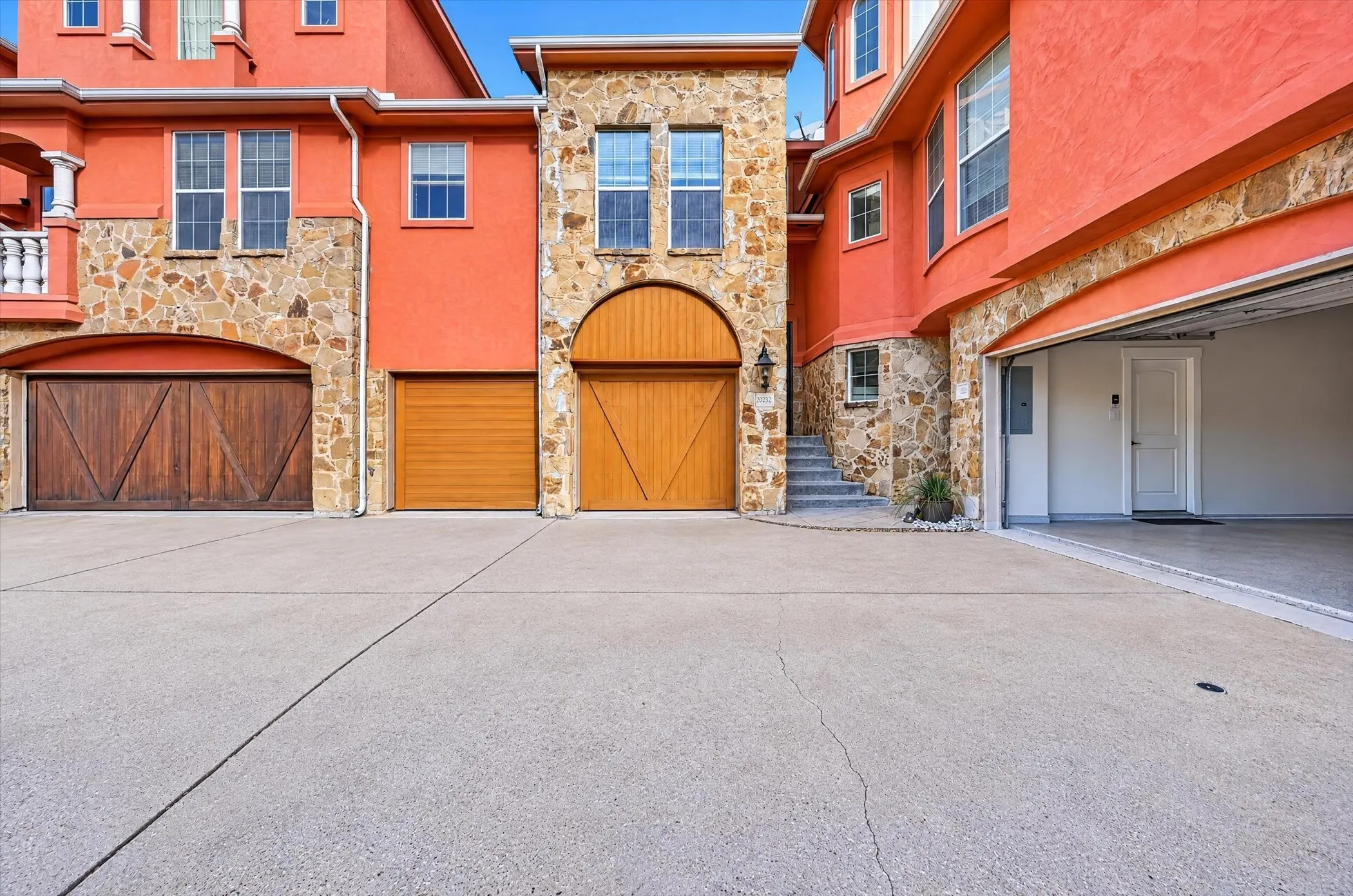 Townhouse For Sale in Dallas County , 2600 Piazza Court 2, Grand Prairie, Texas 75054, 3 Bedroom, 3 Bathroom, 2 Garage spaces, 2,241 Sqft, built in 2005, mls#21238327, Real Estate Agent in Grand Prairie, Homes For Sale in Dallas county, Homes For Sale in Grand Prairie, Realtor in Grand Prairie Texas, Real Estate Brokerage Independent Realty Texas, Luminita Cordes Realtor