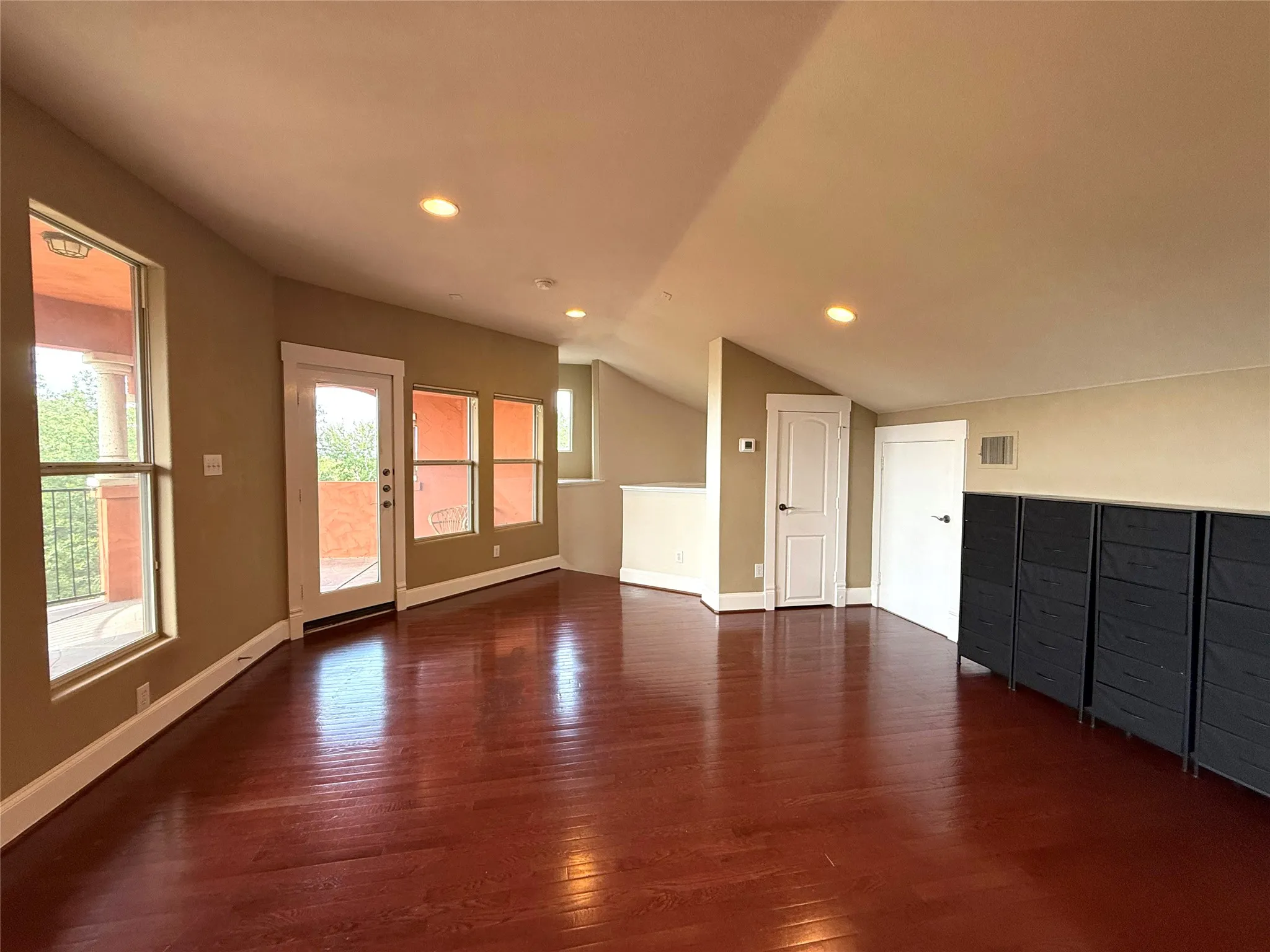 Townhouse For Sale in Dallas County , 2600 Piazza Court 2, Grand Prairie, Texas 75054, 3 Bedroom, 3 Bathroom, 2 Garage spaces, 2,241 Sqft, built in 2005, mls#21238327, Real Estate Agent in Grand Prairie, Homes For Sale in Dallas county, Homes For Sale in Grand Prairie, Realtor in Grand Prairie Texas, Real Estate Brokerage Independent Realty Texas, Luminita Cordes Realtor