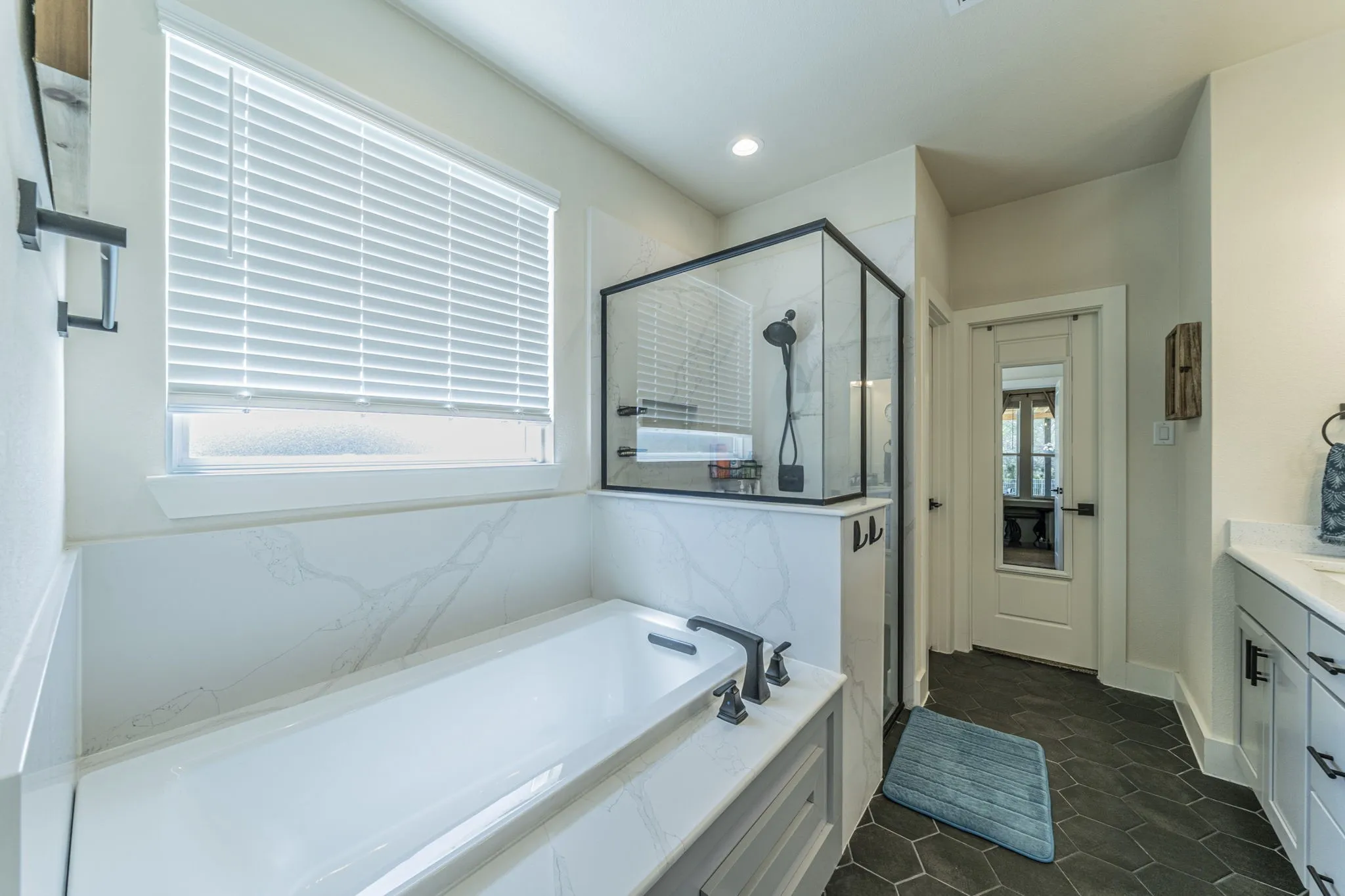 Single Family Residence For Sale in Parker County , 2001 Redemption Drive, Weatherford, Texas 76088, 3 Bedroom, 3 Bathroom, 2 Garage spaces, 2,355 Sqft, built in 2023, mls#21245678, Real Estate Agent in Weatherford, Homes For Sale in Parker county, Homes For Sale in Weatherford, Realtor in Weatherford Texas, Real Estate Brokerage Independent Realty Texas, Luminita Cordes Realtor