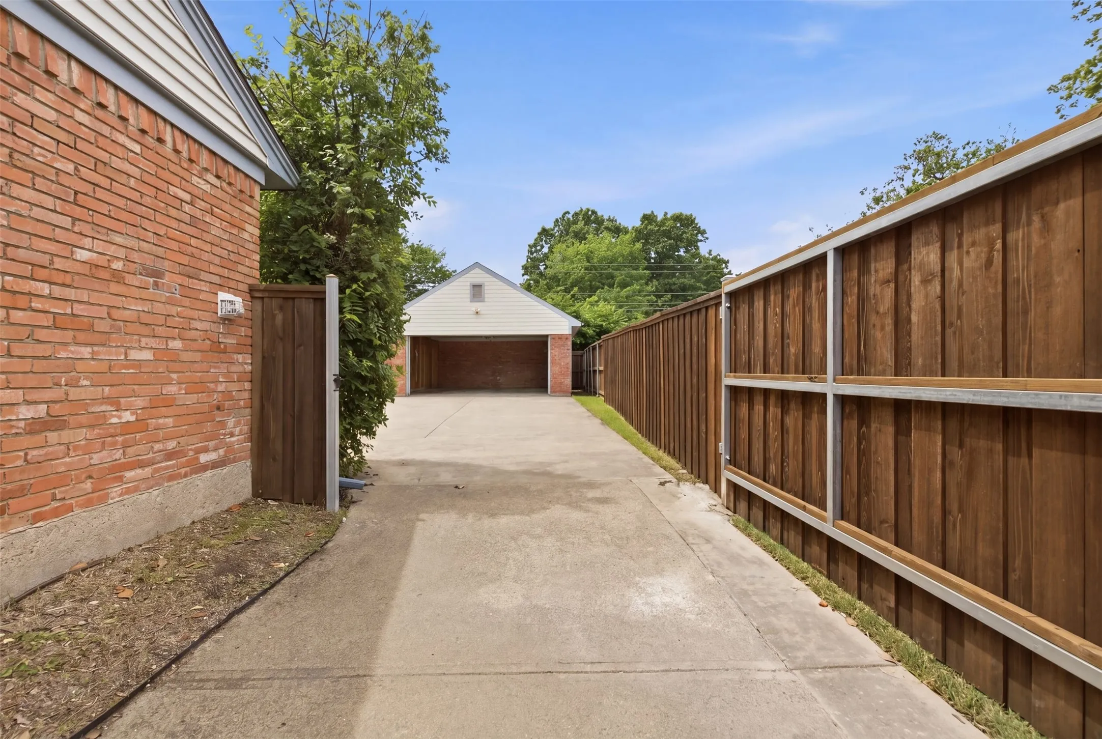 Single Family Residence For Sale in Dallas County , 4419 Abrams Road, Dallas, Texas 75214, 3 Bedroom, 2 Bathroom, 2 Garage spaces, 1,518 Sqft, built in 1957, Preowned, mls#21245437, Real Estate Agent in Dallas, Homes For Sale in Dallas county, Homes For Sale in Dallas, Realtor in Dallas Texas, Real Estate Brokerage Independent Realty Texas, Luminita Cordes Realtor