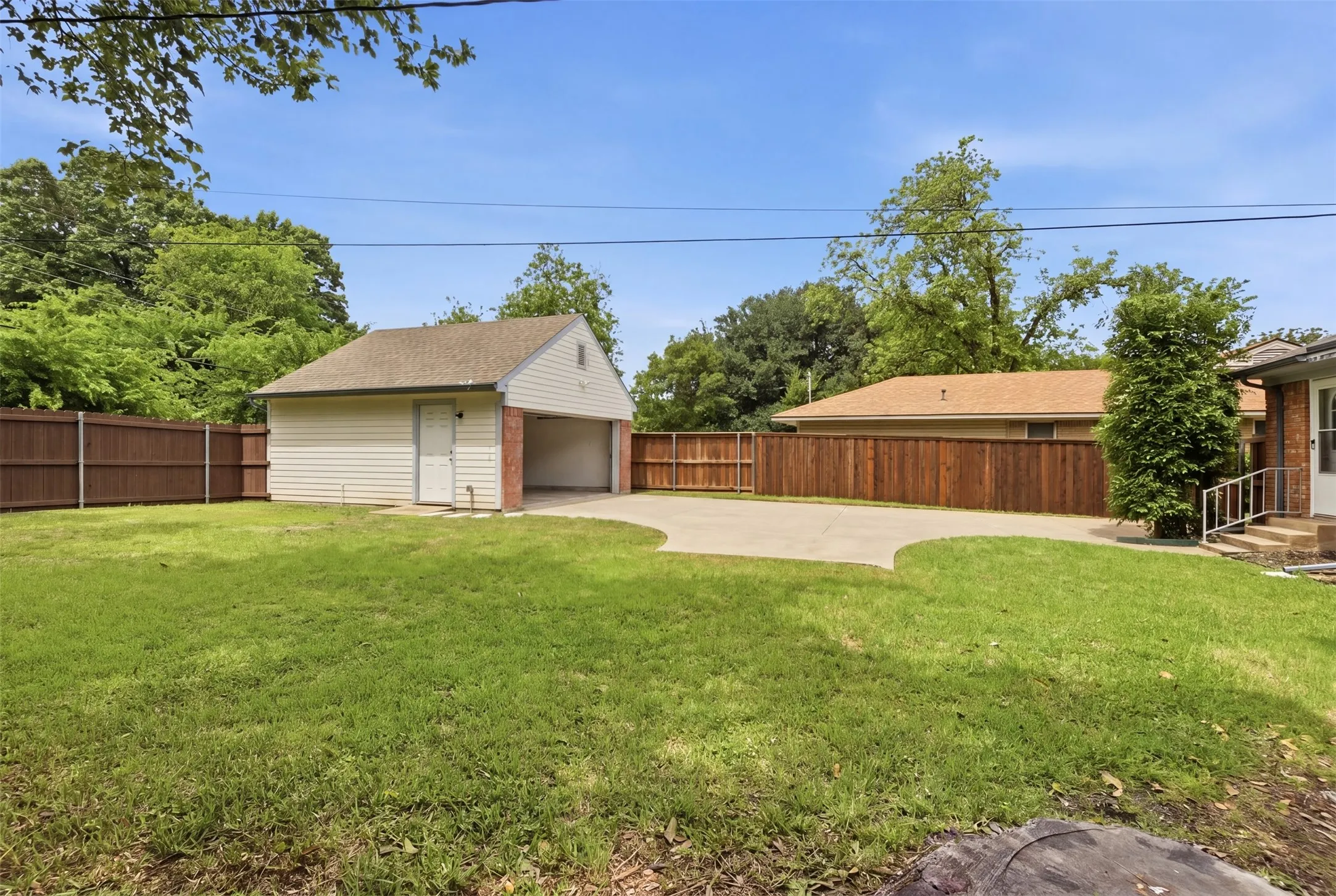 Single Family Residence For Sale in Dallas County , 4419 Abrams Road, Dallas, Texas 75214, 3 Bedroom, 2 Bathroom, 2 Garage spaces, 1,518 Sqft, built in 1957, Preowned, mls#21245437, Real Estate Agent in Dallas, Homes For Sale in Dallas county, Homes For Sale in Dallas, Realtor in Dallas Texas, Real Estate Brokerage Independent Realty Texas, Luminita Cordes Realtor
