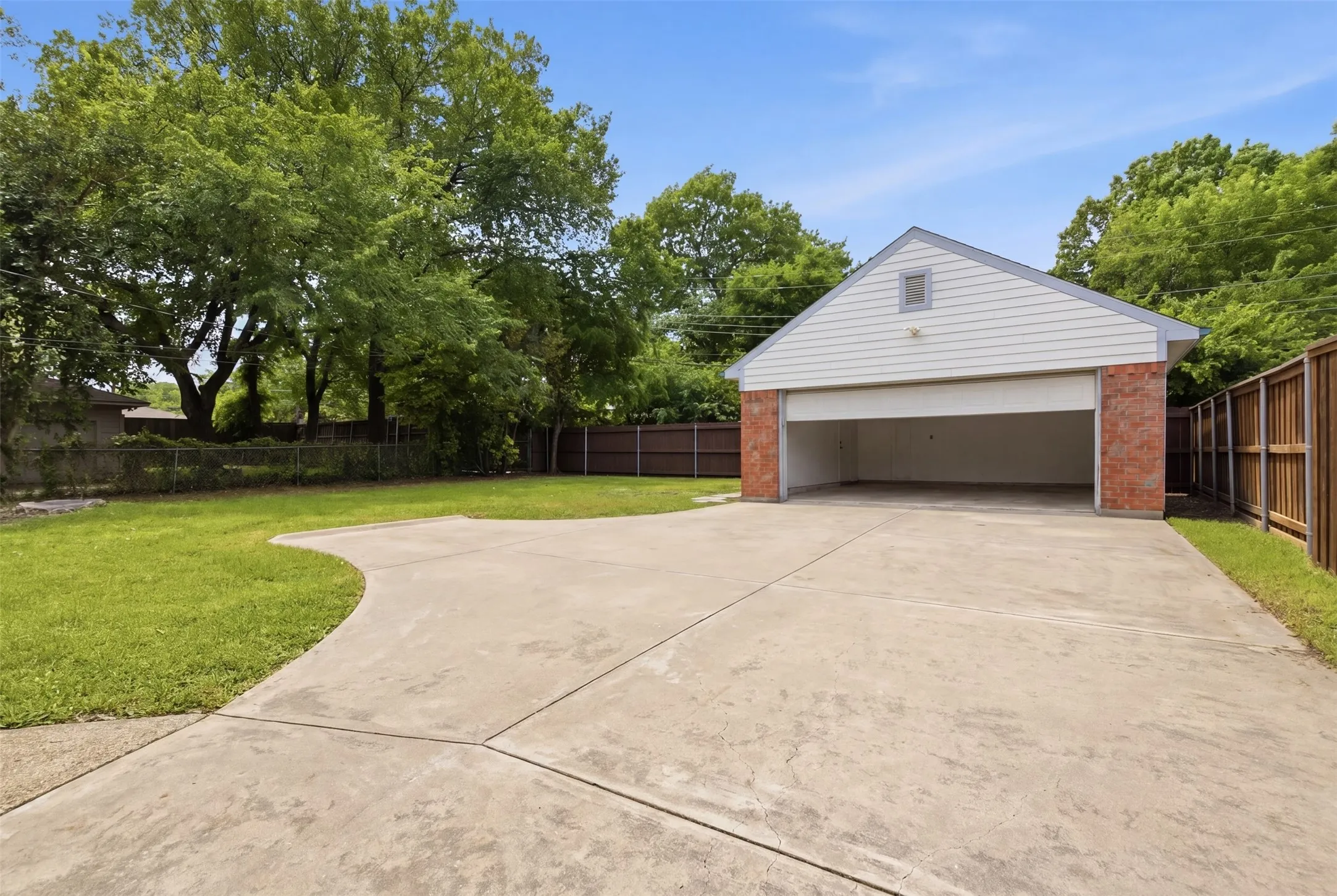 Single Family Residence For Sale in Dallas County , 4419 Abrams Road, Dallas, Texas 75214, 3 Bedroom, 2 Bathroom, 2 Garage spaces, 1,518 Sqft, built in 1957, Preowned, mls#21245437, Real Estate Agent in Dallas, Homes For Sale in Dallas county, Homes For Sale in Dallas, Realtor in Dallas Texas, Real Estate Brokerage Independent Realty Texas, Luminita Cordes Realtor