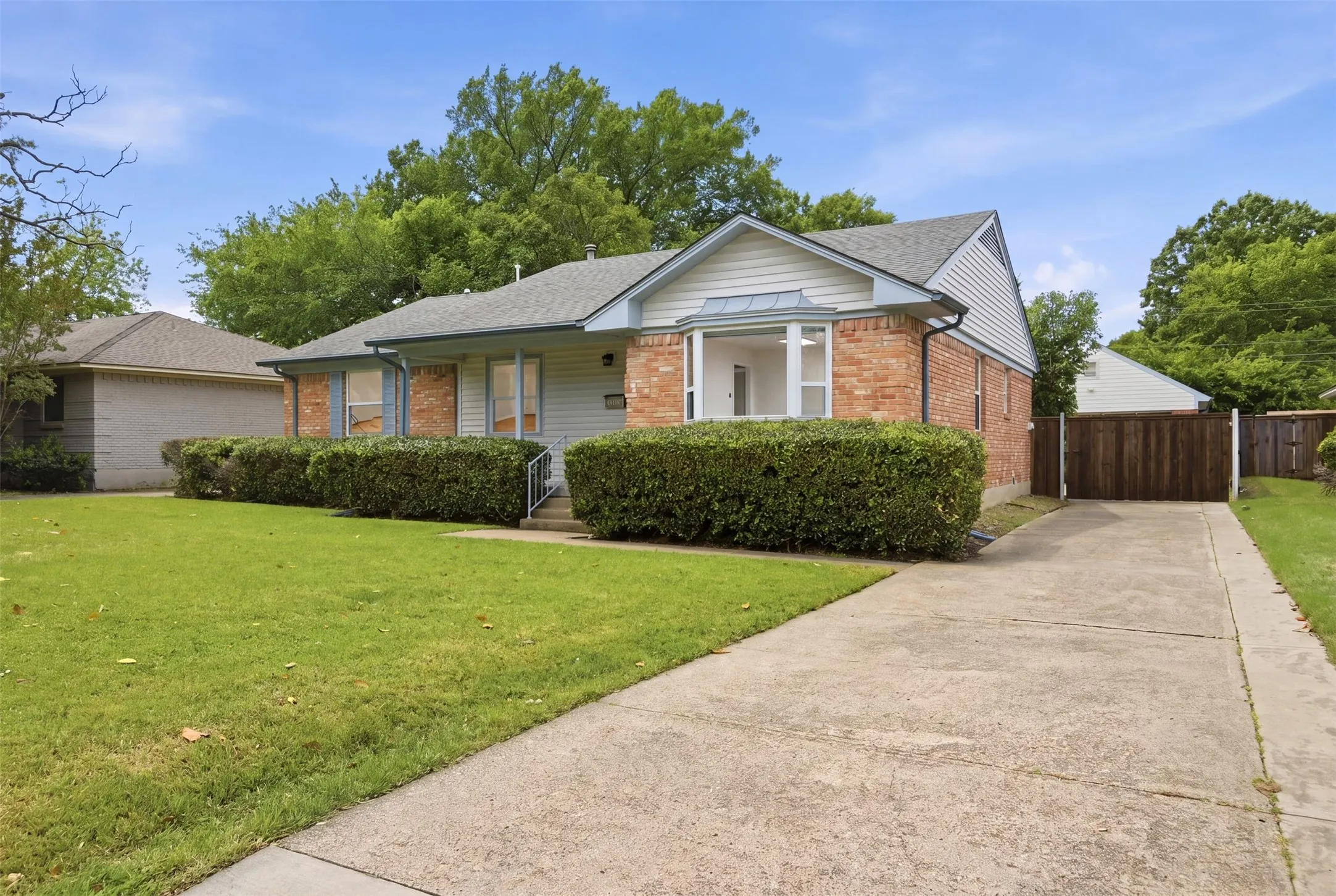 Single Family Residence For Sale in Dallas County , 4419 Abrams Road, Dallas, Texas 75214, 3 Bedroom, 2 Bathroom, 2 Garage spaces, 1,518 Sqft, built in 1957, Preowned, mls#21245437, Real Estate Agent in Dallas, Homes For Sale in Dallas county, Homes For Sale in Dallas, Realtor in Dallas Texas, Real Estate Brokerage Independent Realty Texas, Luminita Cordes Realtor