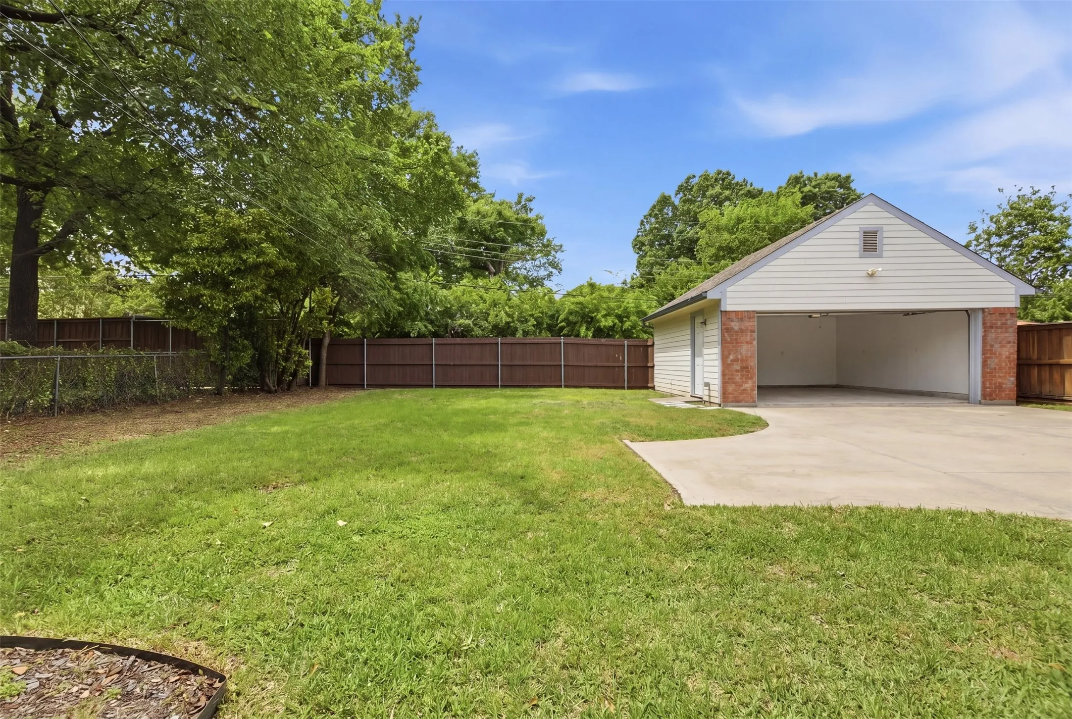 Single Family Residence For Sale in Dallas County , 4419 Abrams Road, Dallas, Texas 75214, 3 Bedroom, 2 Bathroom, 2 Garage spaces, 1,518 Sqft, built in 1957, Preowned, mls#21245437, Real Estate Agent in Dallas, Homes For Sale in Dallas county, Homes For Sale in Dallas, Realtor in Dallas Texas, Real Estate Brokerage Independent Realty Texas, Luminita Cordes Realtor