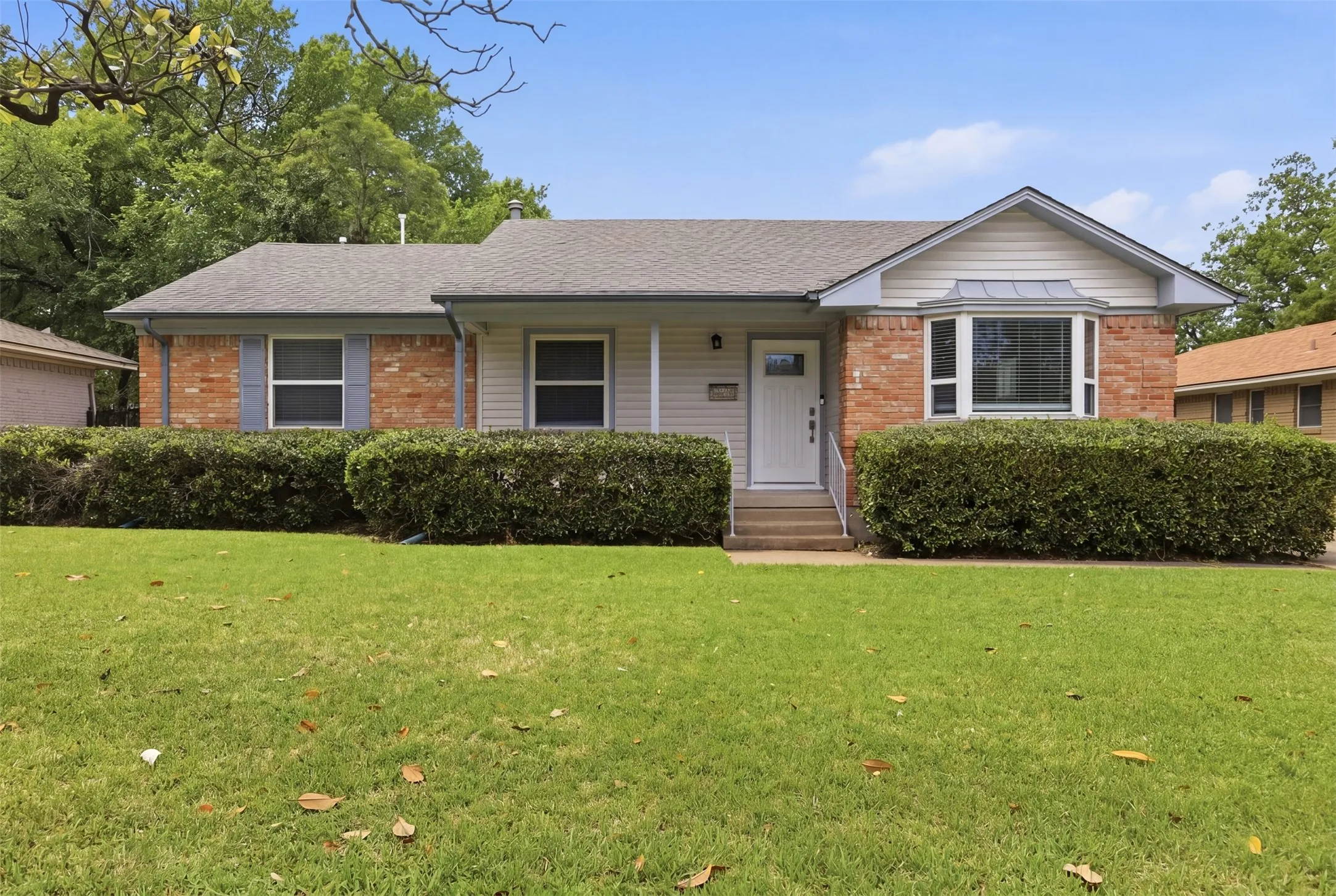 Single Family Residence For Sale in Dallas County , 4419 Abrams Road, Dallas, Texas 75214, 3 Bedroom, 2 Bathroom, 2 Garage spaces, 1,518 Sqft, built in 1957, Preowned, mls#21245437, Real Estate Agent in Dallas, Homes For Sale in Dallas county, Homes For Sale in Dallas, Realtor in Dallas Texas, Real Estate Brokerage Independent Realty Texas, Luminita Cordes Realtor