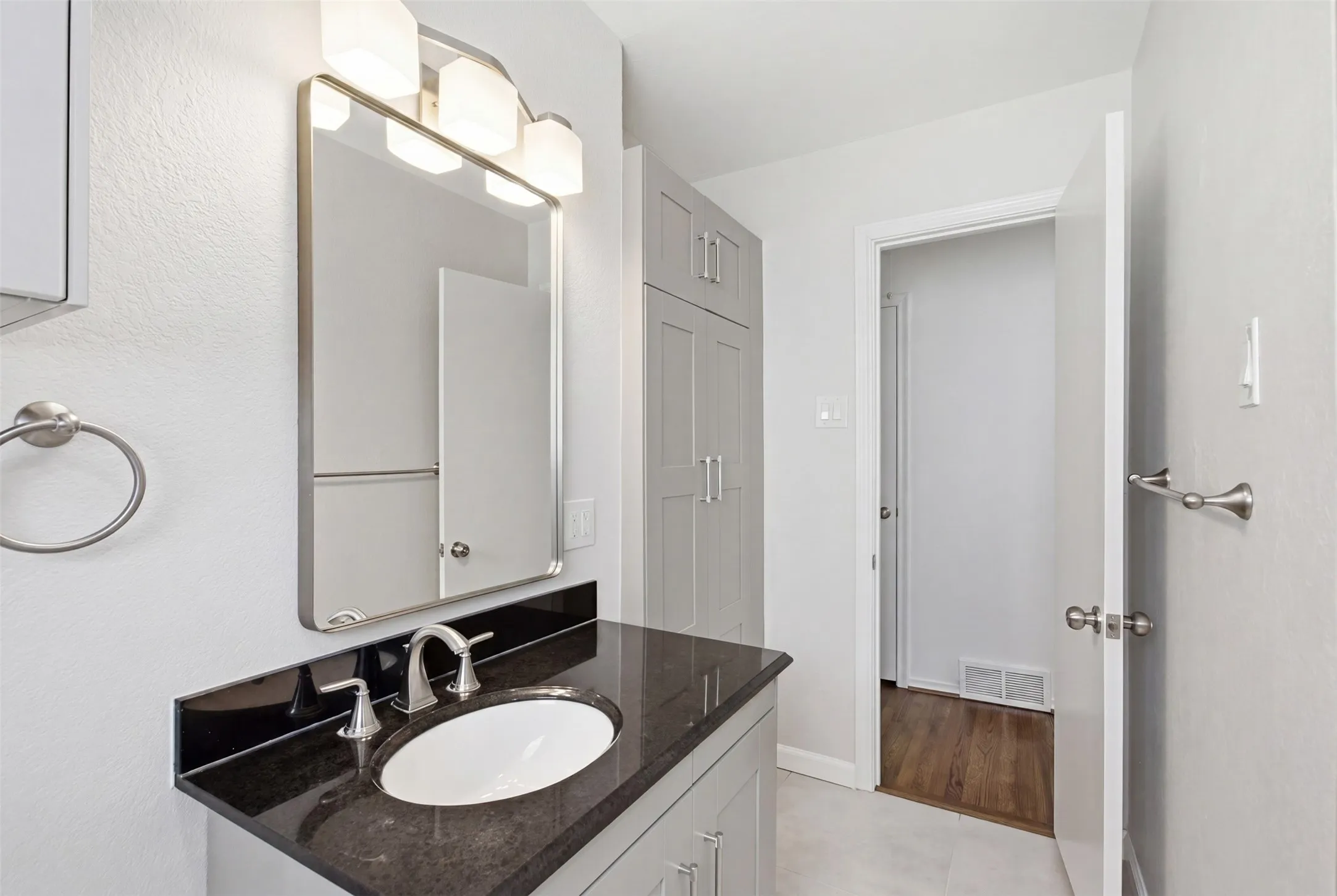 Single Family Residence For Sale in Dallas County , 4419 Abrams Road, Dallas, Texas 75214, 3 Bedroom, 2 Bathroom, 2 Garage spaces, 1,518 Sqft, built in 1957, Preowned, mls#21245437, Real Estate Agent in Dallas, Homes For Sale in Dallas county, Homes For Sale in Dallas, Realtor in Dallas Texas, Real Estate Brokerage Independent Realty Texas, Luminita Cordes Realtor