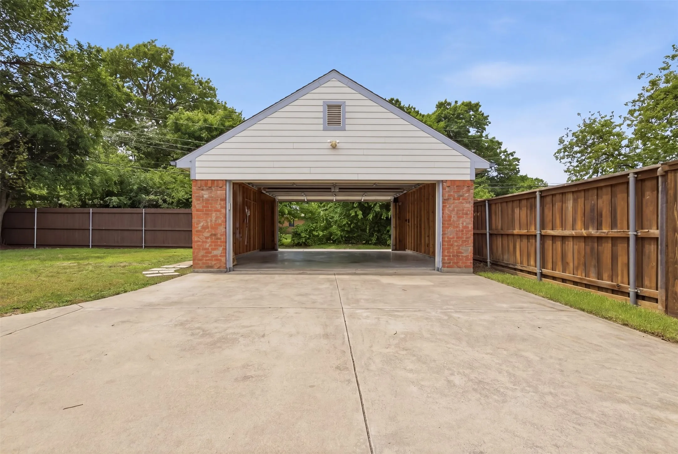 Single Family Residence For Sale in Dallas County , 4419 Abrams Road, Dallas, Texas 75214, 3 Bedroom, 2 Bathroom, 2 Garage spaces, 1,518 Sqft, built in 1957, Preowned, mls#21245437, Real Estate Agent in Dallas, Homes For Sale in Dallas county, Homes For Sale in Dallas, Realtor in Dallas Texas, Real Estate Brokerage Independent Realty Texas, Luminita Cordes Realtor