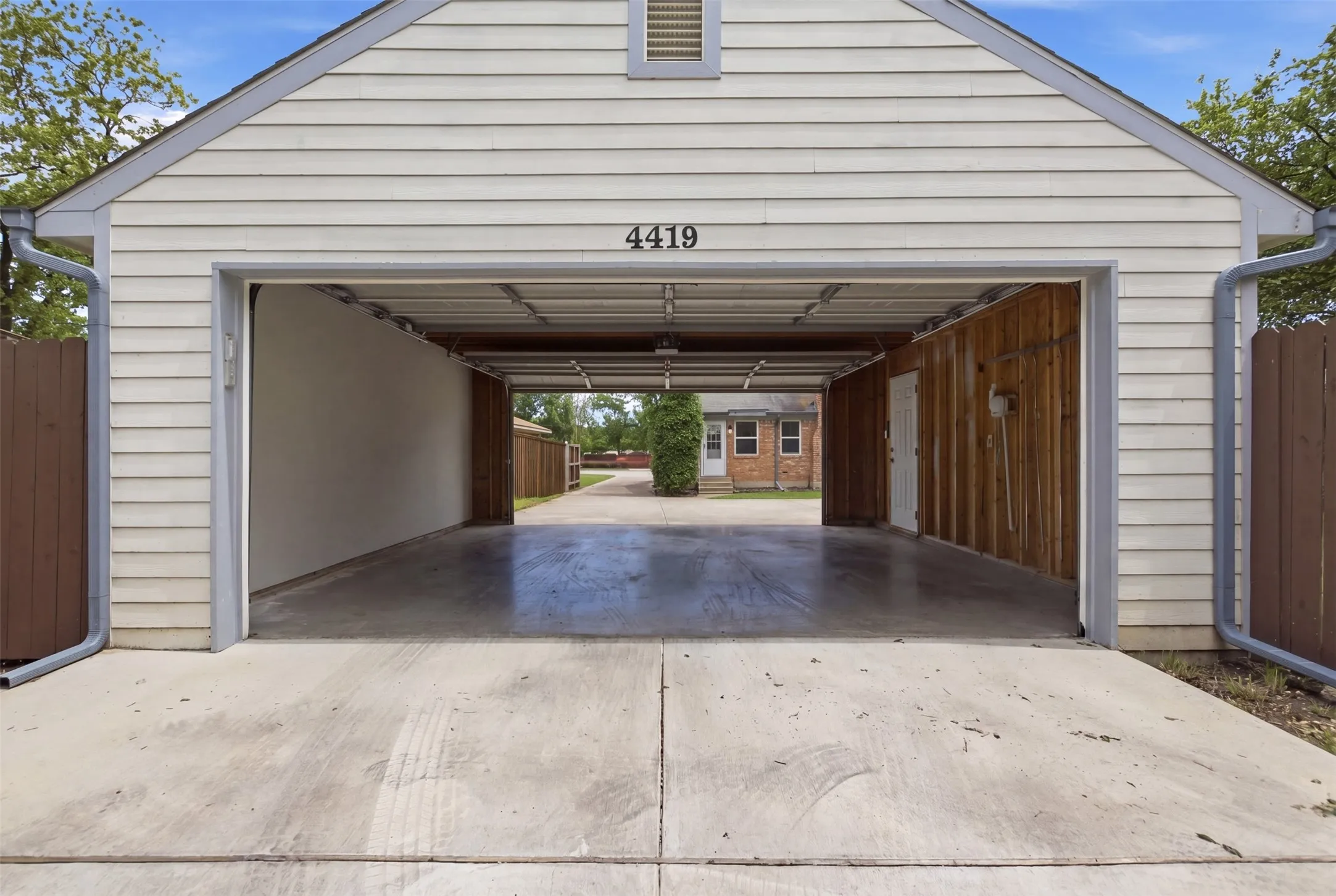 Single Family Residence For Sale in Dallas County , 4419 Abrams Road, Dallas, Texas 75214, 3 Bedroom, 2 Bathroom, 2 Garage spaces, 1,518 Sqft, built in 1957, Preowned, mls#21245437, Real Estate Agent in Dallas, Homes For Sale in Dallas county, Homes For Sale in Dallas, Realtor in Dallas Texas, Real Estate Brokerage Independent Realty Texas, Luminita Cordes Realtor