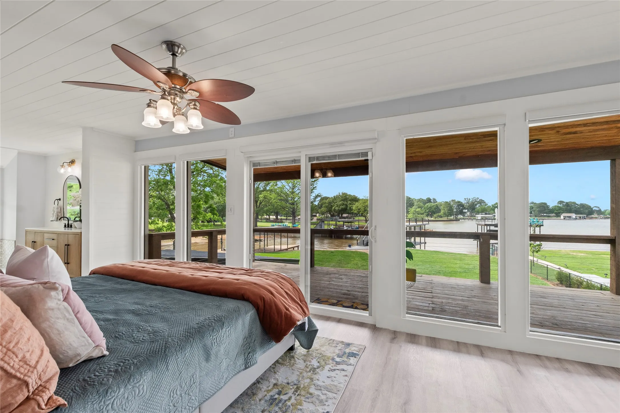 Single Family Residence For Sale in Henderson County , 125 Xit Ranch Road, Trinidad, Texas 75163, 4 Bedrooms, 3 Bathrooms, Garage spaces, 2,219 Sqft, built in 1984, Preowned, Price $739,000, mls#21245638, Real Estate Agent in Trinidad, Homes For Sale in Henderson county, Homes For Sale in Trinidad, Realtor in Trinidad Texas, Real Estate Brokerage Independent Realty Texas, Luminita Cordes Realtor
