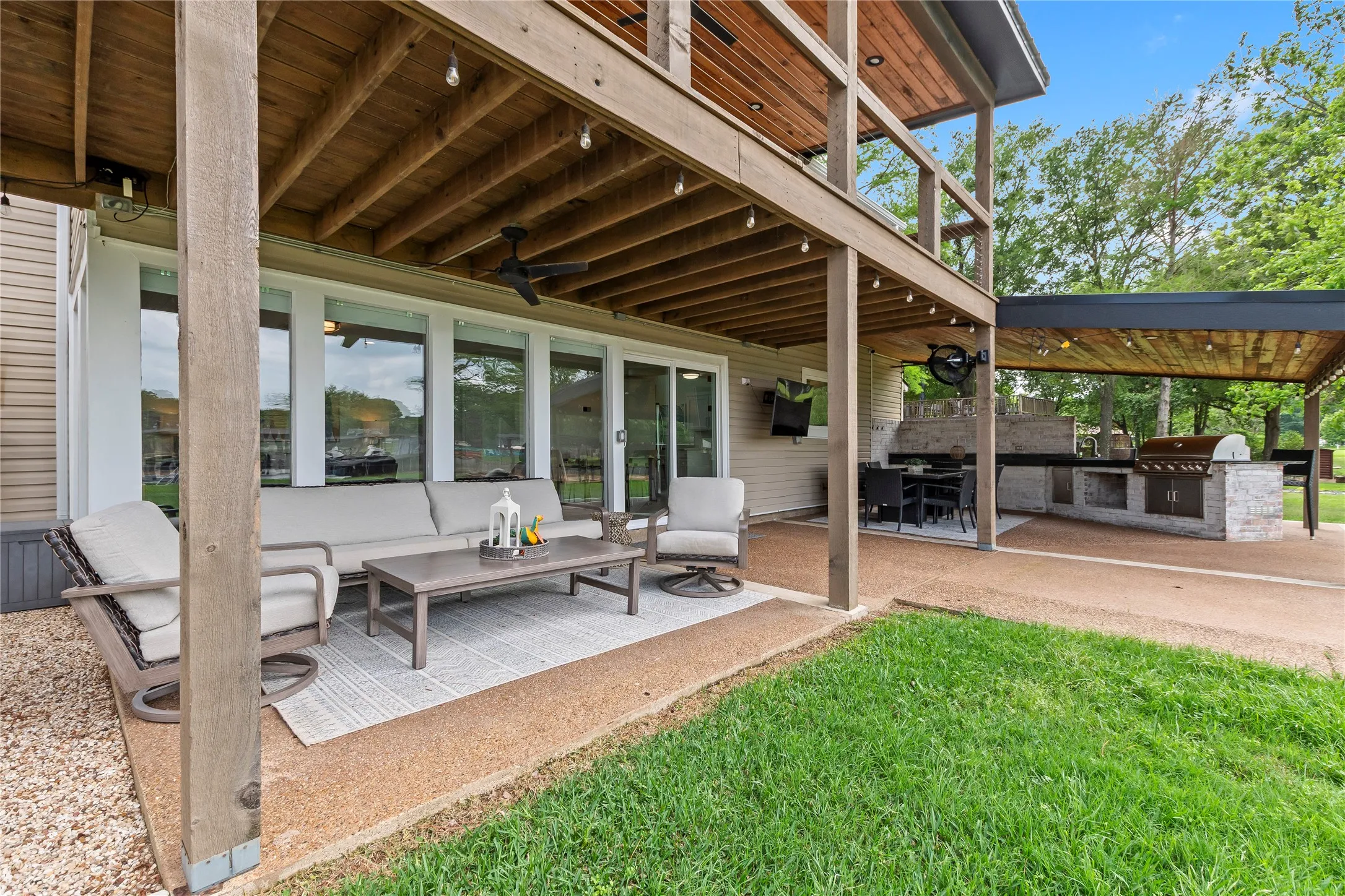 Single Family Residence For Sale in Henderson County , 125 Xit Ranch Road, Trinidad, Texas 75163, 4 Bedrooms, 3 Bathrooms, Garage spaces, 2,219 Sqft, built in 1984, Preowned, Price $739,000, mls#21245638, Real Estate Agent in Trinidad, Homes For Sale in Henderson county, Homes For Sale in Trinidad, Realtor in Trinidad Texas, Real Estate Brokerage Independent Realty Texas, Luminita Cordes Realtor