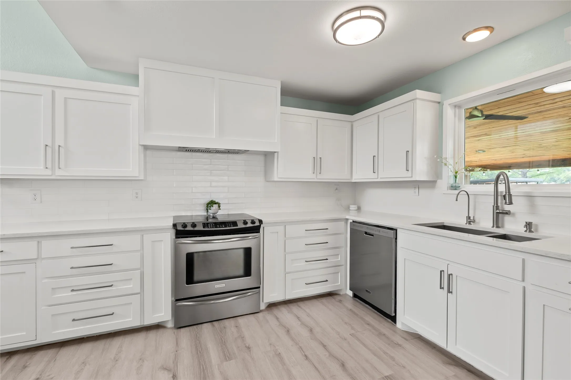 Single Family Residence For Sale in Henderson County , 125 Xit Ranch Road, Trinidad, Texas 75163, 4 Bedrooms, 3 Bathrooms, Garage spaces, 2,219 Sqft, built in 1984, Preowned, Price $739,000, mls#21245638, Real Estate Agent in Trinidad, Homes For Sale in Henderson county, Homes For Sale in Trinidad, Realtor in Trinidad Texas, Real Estate Brokerage Independent Realty Texas, Luminita Cordes Realtor