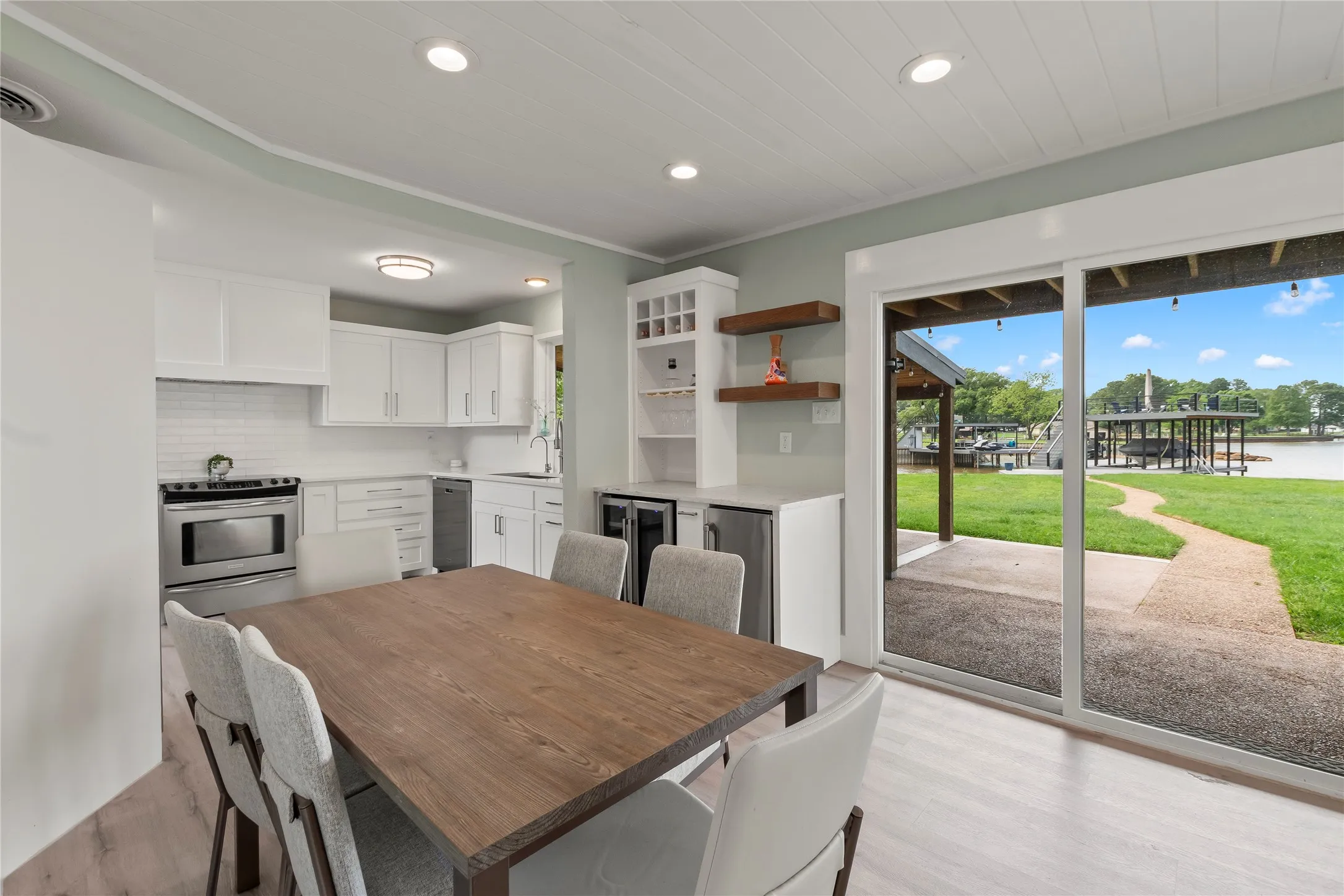 Single Family Residence For Sale in Henderson County , 125 Xit Ranch Road, Trinidad, Texas 75163, 4 Bedrooms, 3 Bathrooms, Garage spaces, 2,219 Sqft, built in 1984, Preowned, Price $739,000, mls#21245638, Real Estate Agent in Trinidad, Homes For Sale in Henderson county, Homes For Sale in Trinidad, Realtor in Trinidad Texas, Real Estate Brokerage Independent Realty Texas, Luminita Cordes Realtor