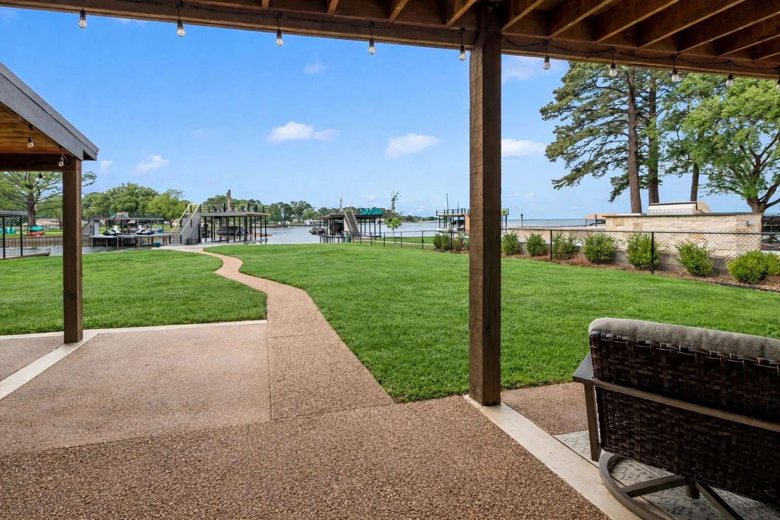 Single Family Residence For Sale in Henderson County , 125 Xit Ranch Road, Trinidad, Texas 75163, 4 Bedrooms, 3 Bathrooms, Garage spaces, 2,219 Sqft, built in 1984, Preowned, Price $739,000, mls#21245638, Real Estate Agent in Trinidad, Homes For Sale in Henderson county, Homes For Sale in Trinidad, Realtor in Trinidad Texas, Real Estate Brokerage Independent Realty Texas, Luminita Cordes Realtor