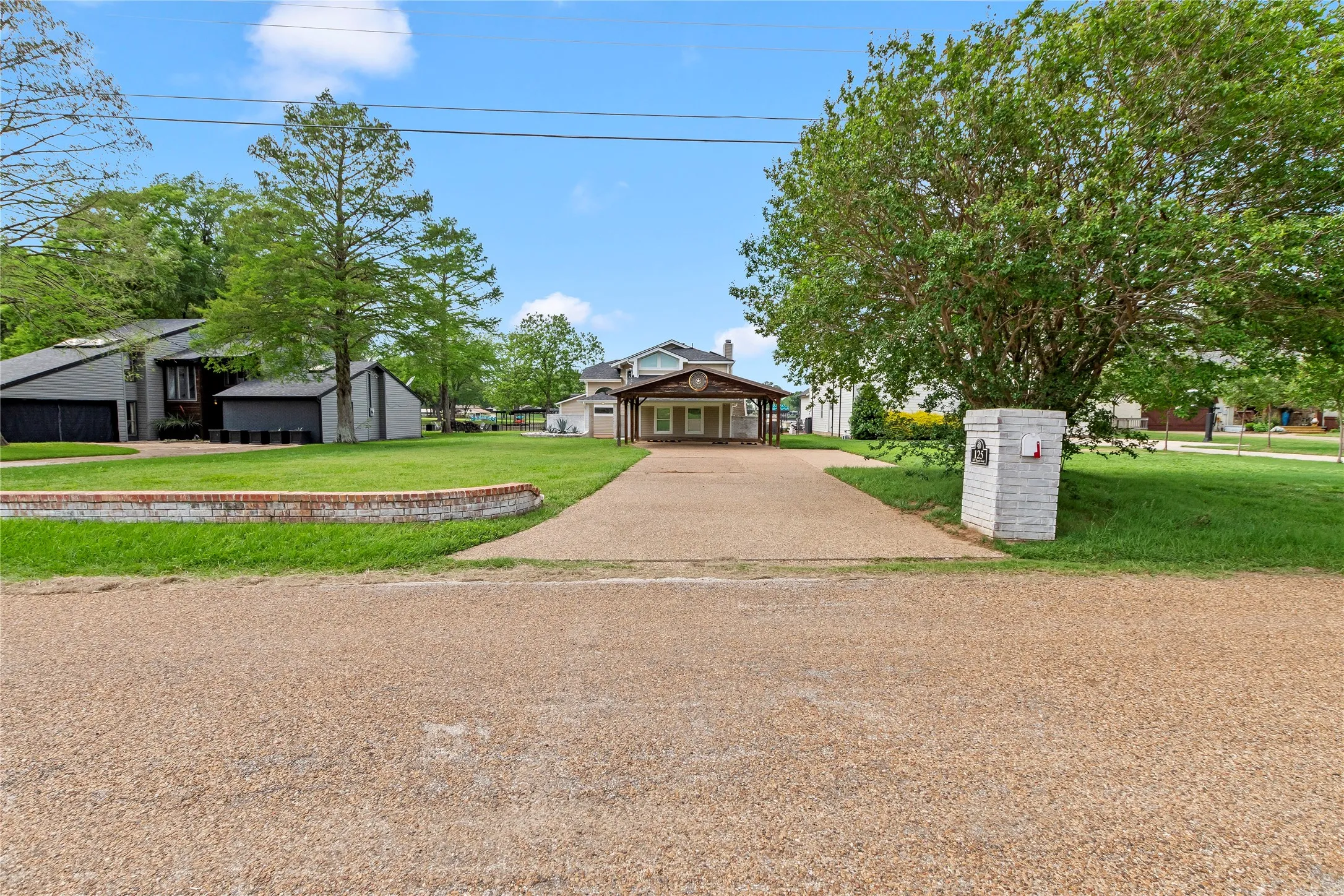 Single Family Residence For Sale in Henderson County , 125 Xit Ranch Road, Trinidad, Texas 75163, 4 Bedrooms, 3 Bathrooms, Garage spaces, 2,219 Sqft, built in 1984, Preowned, Price $739,000, mls#21245638, Real Estate Agent in Trinidad, Homes For Sale in Henderson county, Homes For Sale in Trinidad, Realtor in Trinidad Texas, Real Estate Brokerage Independent Realty Texas, Luminita Cordes Realtor
