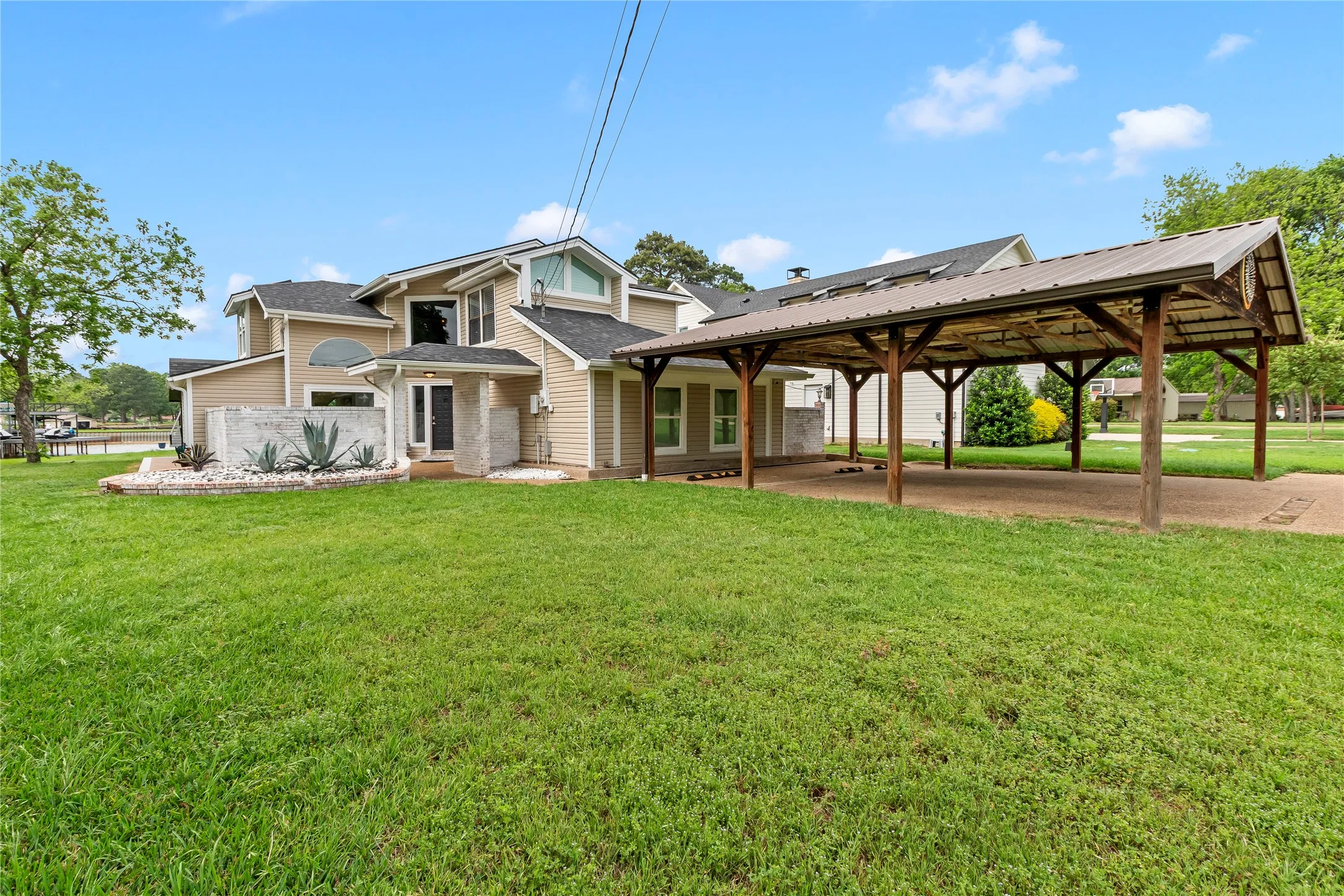 Single Family Residence For Sale in Henderson County , 125 Xit Ranch Road, Trinidad, Texas 75163, 4 Bedrooms, 3 Bathrooms, Garage spaces, 2,219 Sqft, built in 1984, Preowned, Price $739,000, mls#21245638, Real Estate Agent in Trinidad, Homes For Sale in Henderson county, Homes For Sale in Trinidad, Realtor in Trinidad Texas, Real Estate Brokerage Independent Realty Texas, Luminita Cordes Realtor
