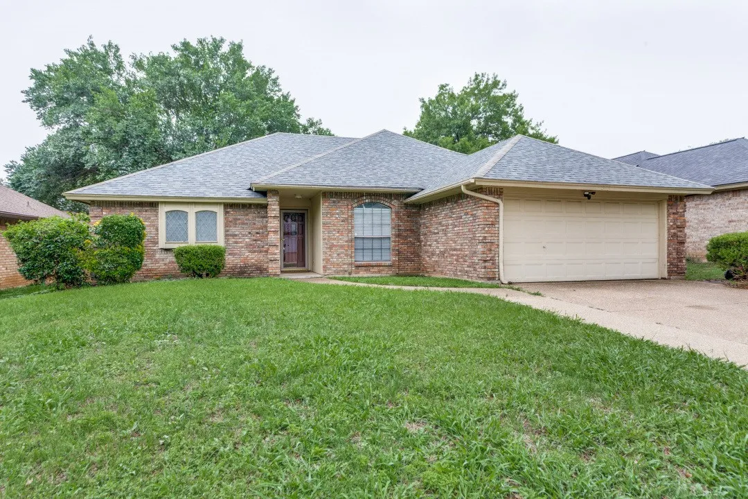 Single Family Residence For Sale in Tarrant County , 1505 Sunny Glen Street, Fort Worth, Texas 76134, 3 Bedroom, 2 Bathroom, 2 Garage spaces, 1,636 Sqft, built in 1985, mls#21221500, Real Estate Agent in Fort Worth, Homes For Sale in Tarrant county, Homes For Sale in Fort Worth, Realtor in Fort Worth Texas, Real Estate Brokerage Independent Realty Texas, Luminita Cordes Realtor